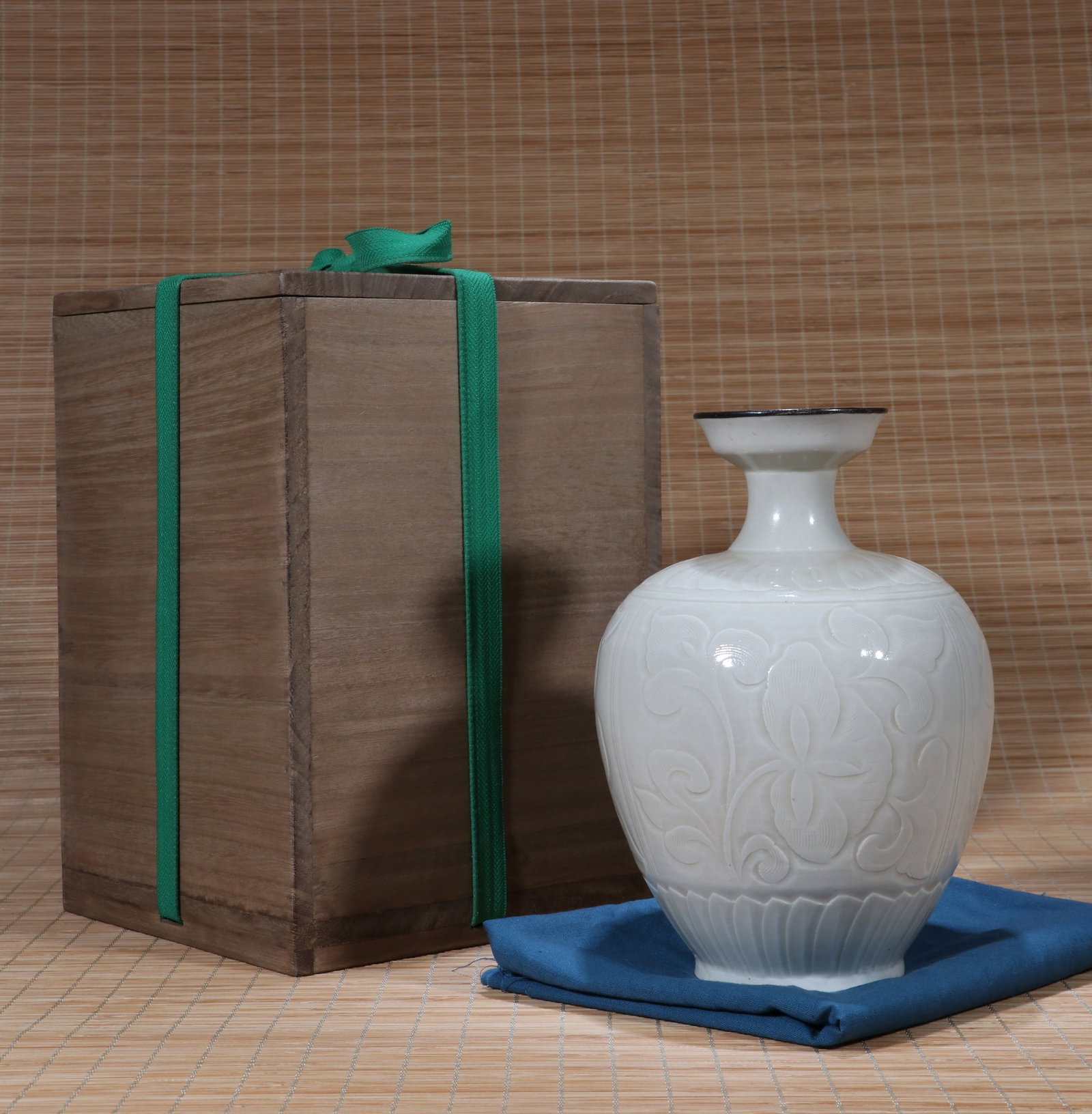 A DING FLORAL VASE - 2