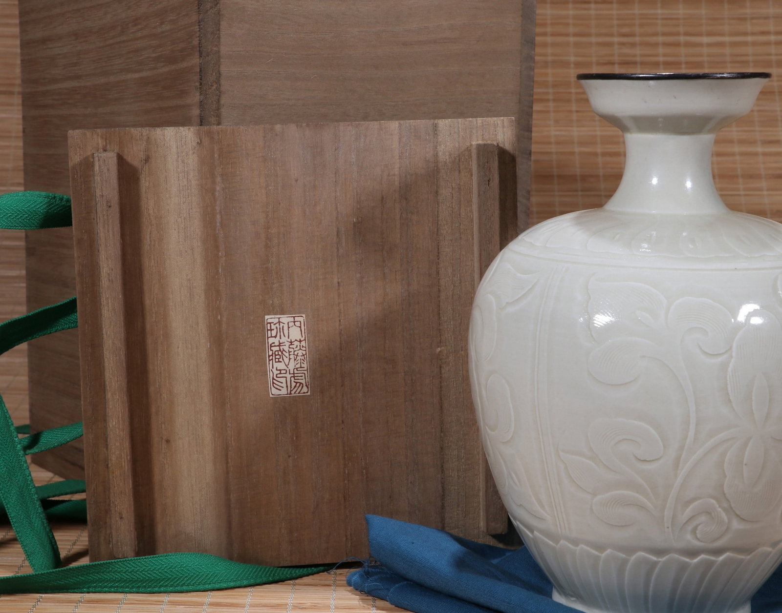 A DING FLORAL VASE - 3