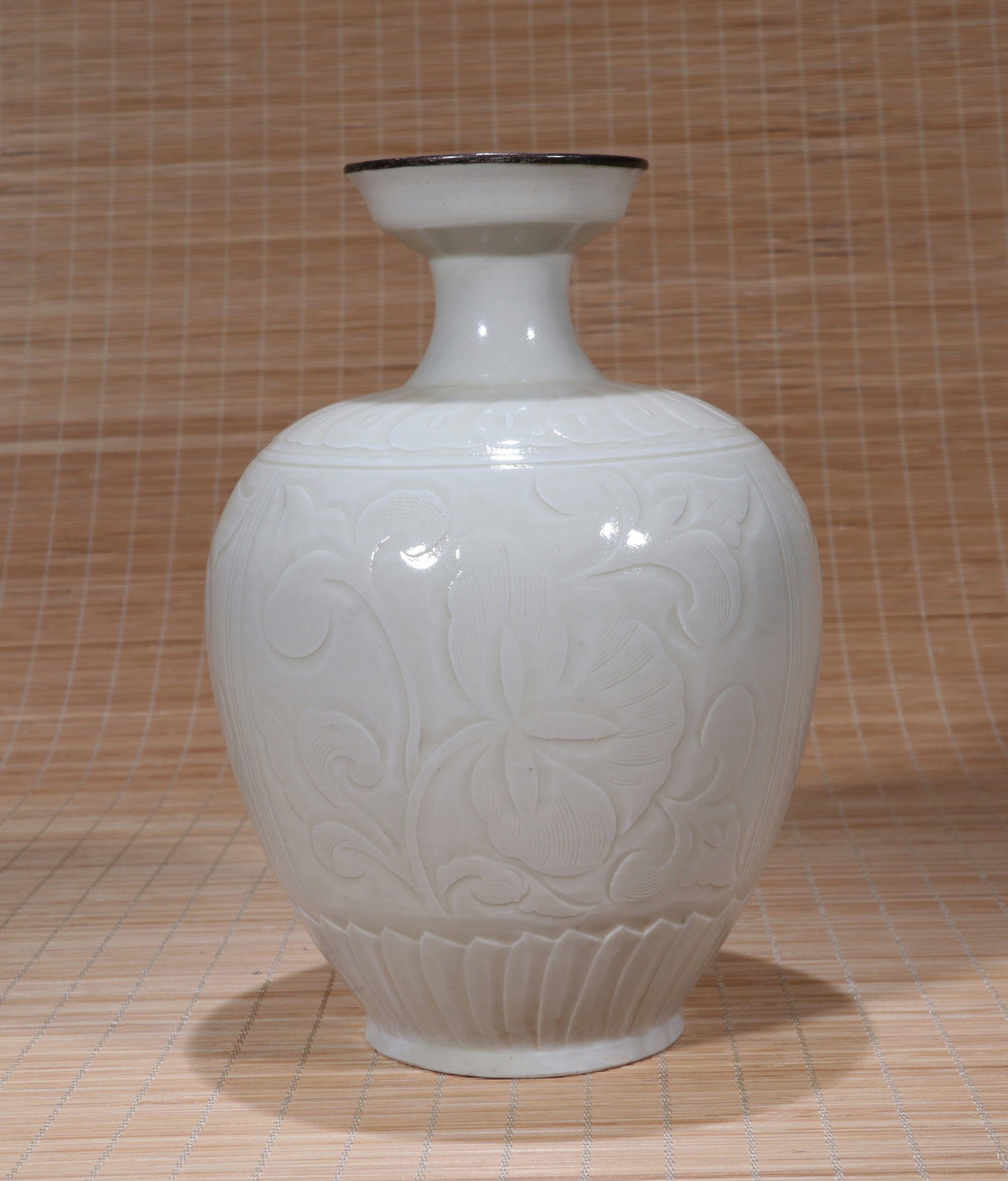 A DING FLORAL VASE - 5