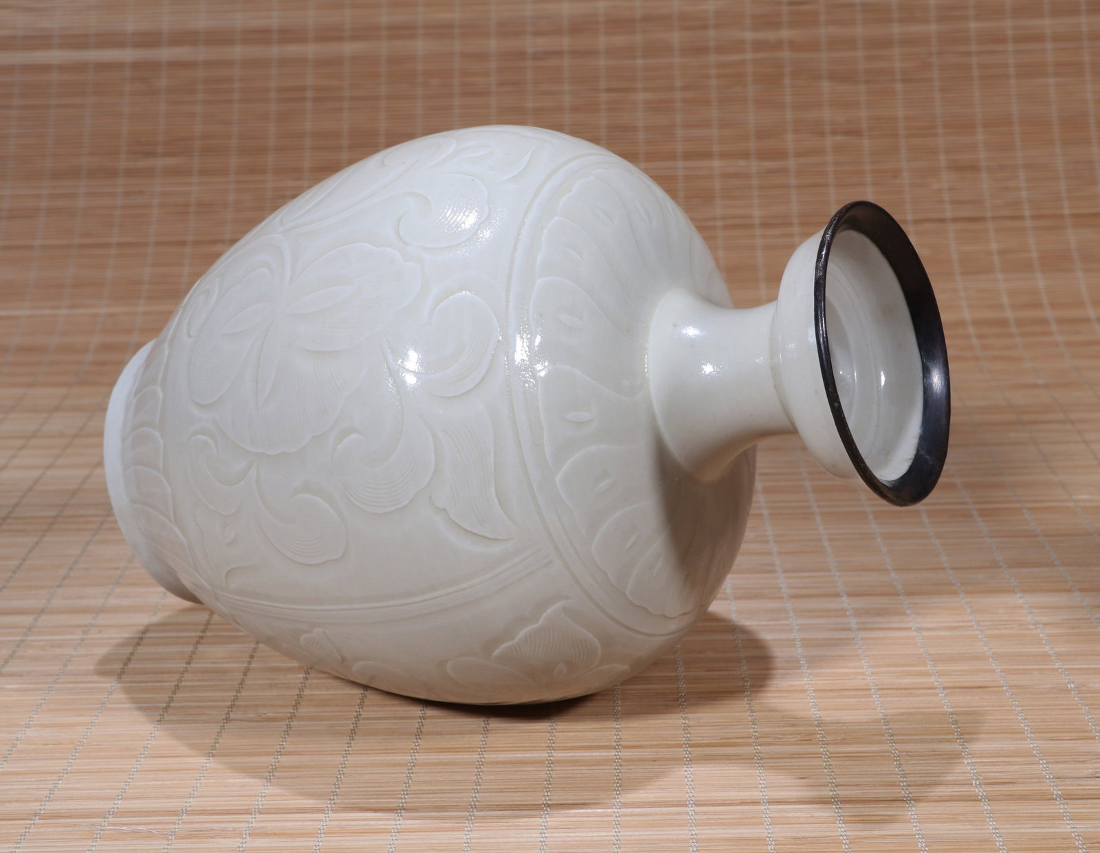 A DING FLORAL VASE - 7