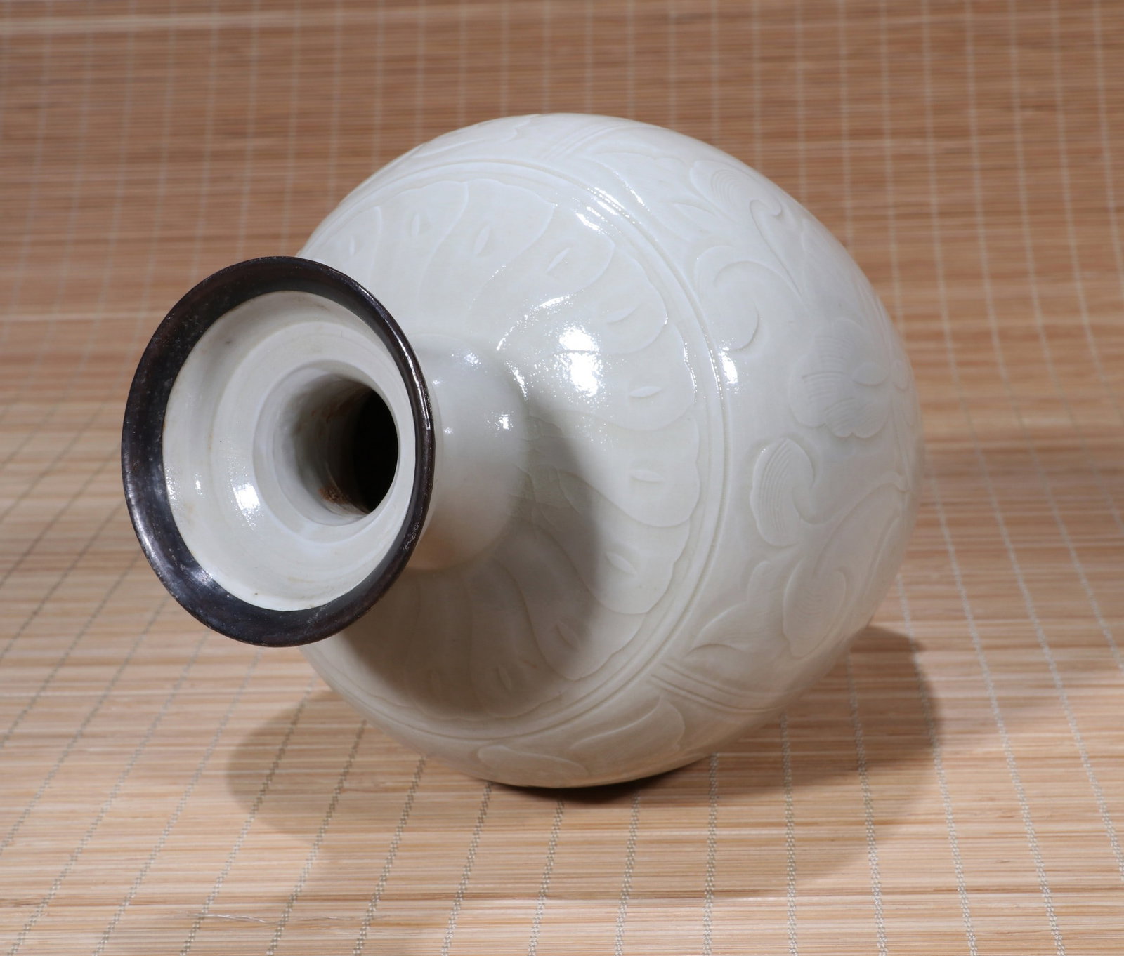 A DING FLORAL VASE - 8