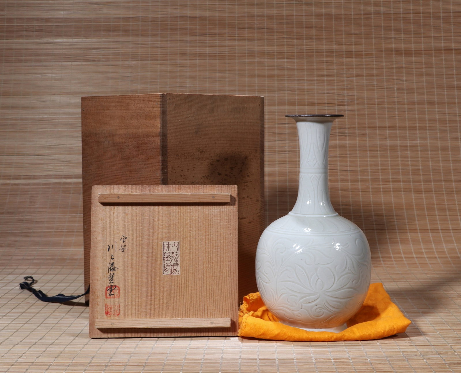 A DING FLORAL VASE - 3