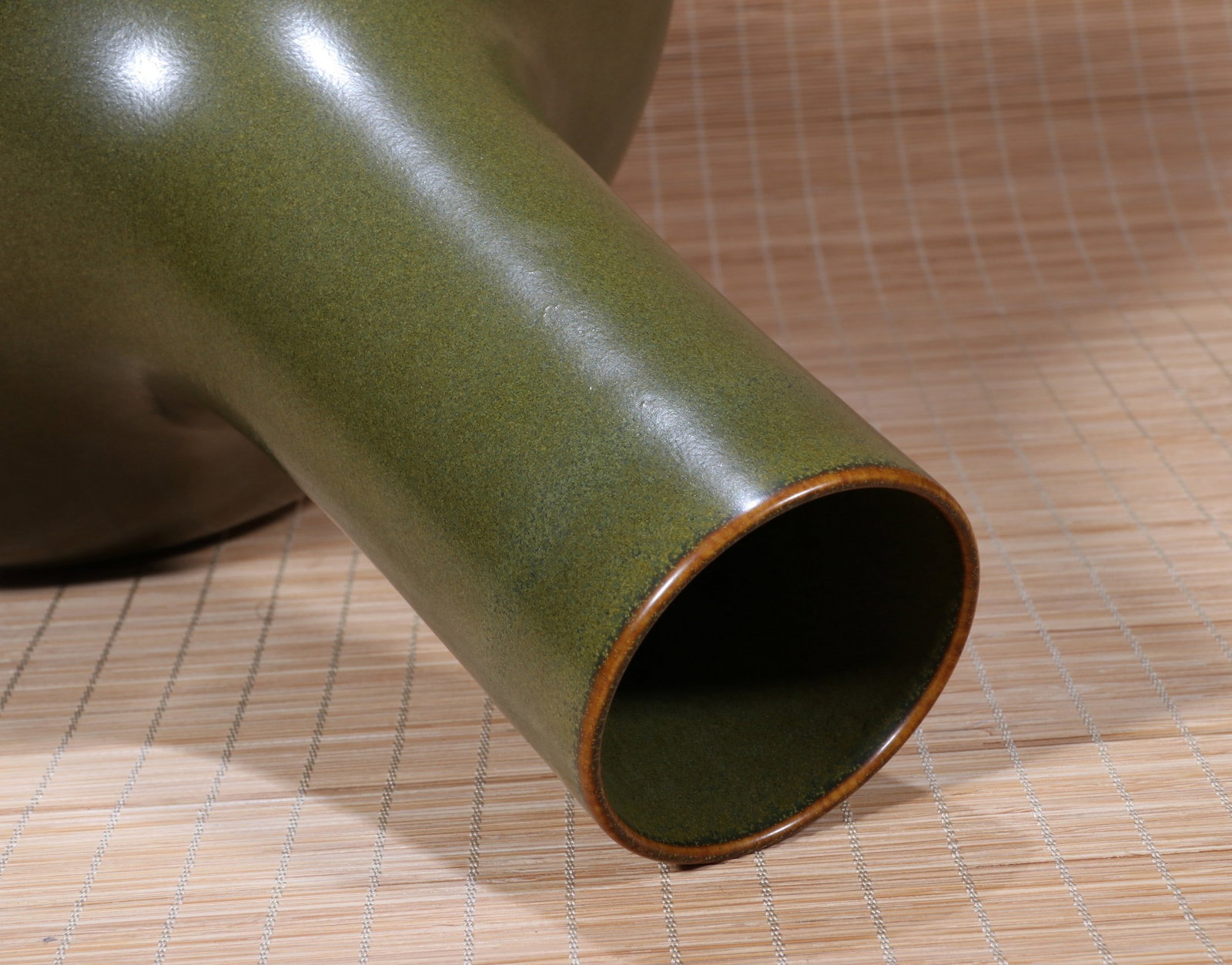 A TEA DUST GLAZED VASE - 5