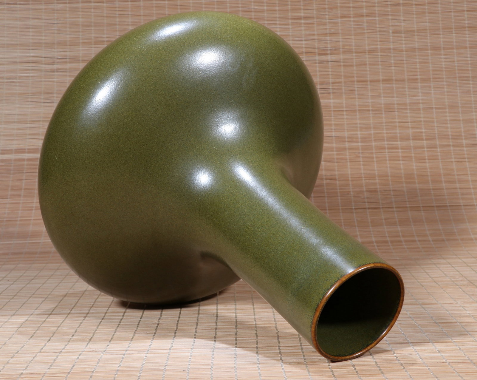 A TEA DUST GLAZED VASE - 6