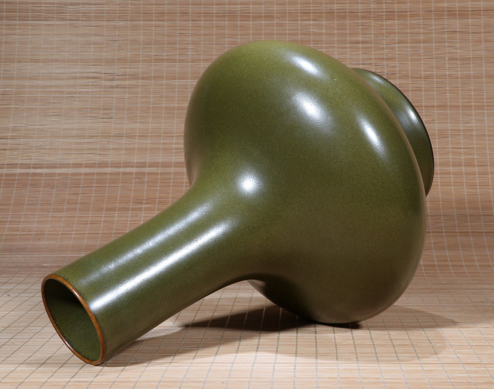 A TEA DUST GLAZED VASE - 7