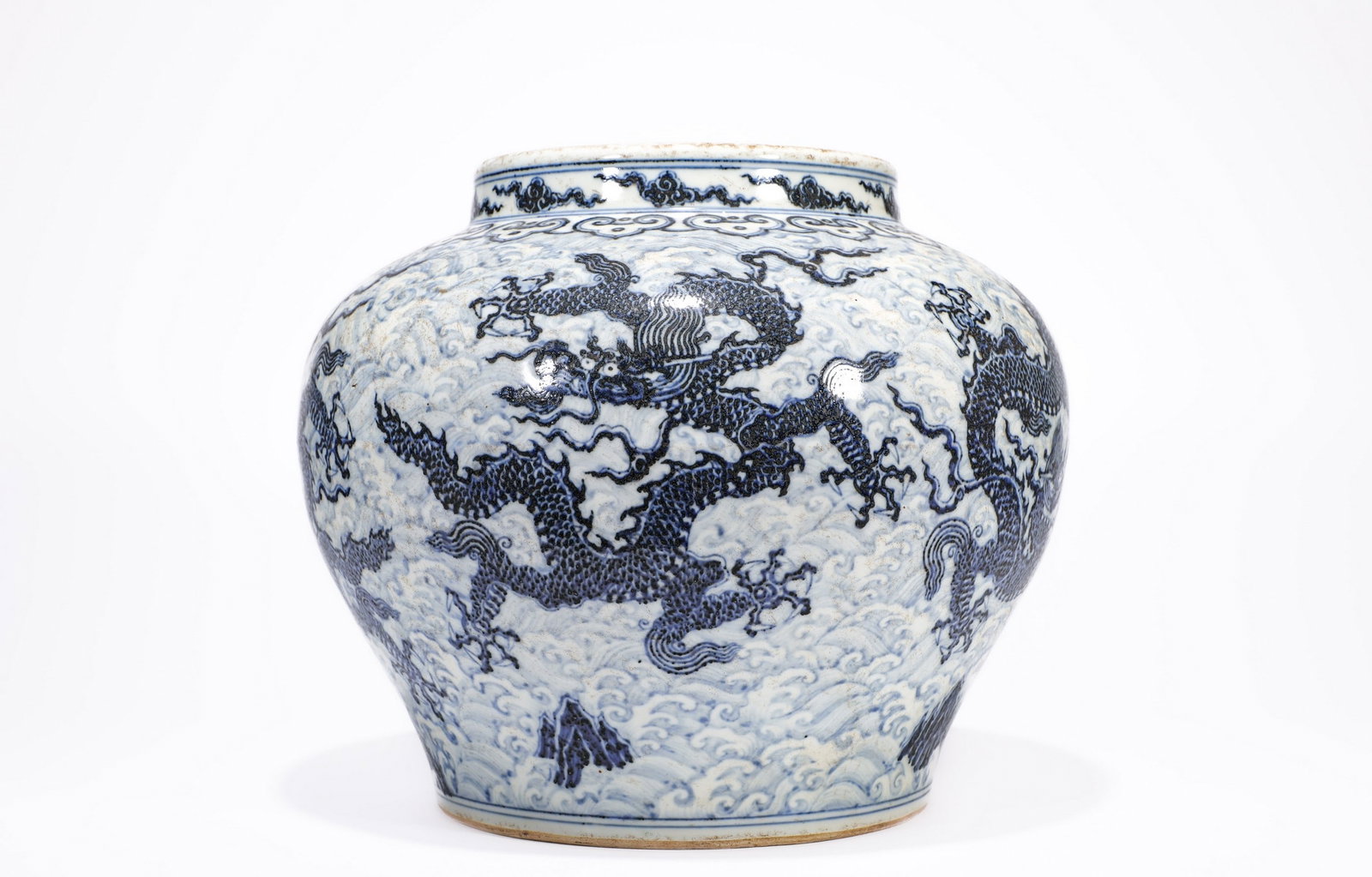 A LARGE BLUE AND WHITE DRAGON JARDINI?RE: 明宣德青花云龙纹大缸 A large blue and white dragon jardinière Ht.28cm Diam.32cm