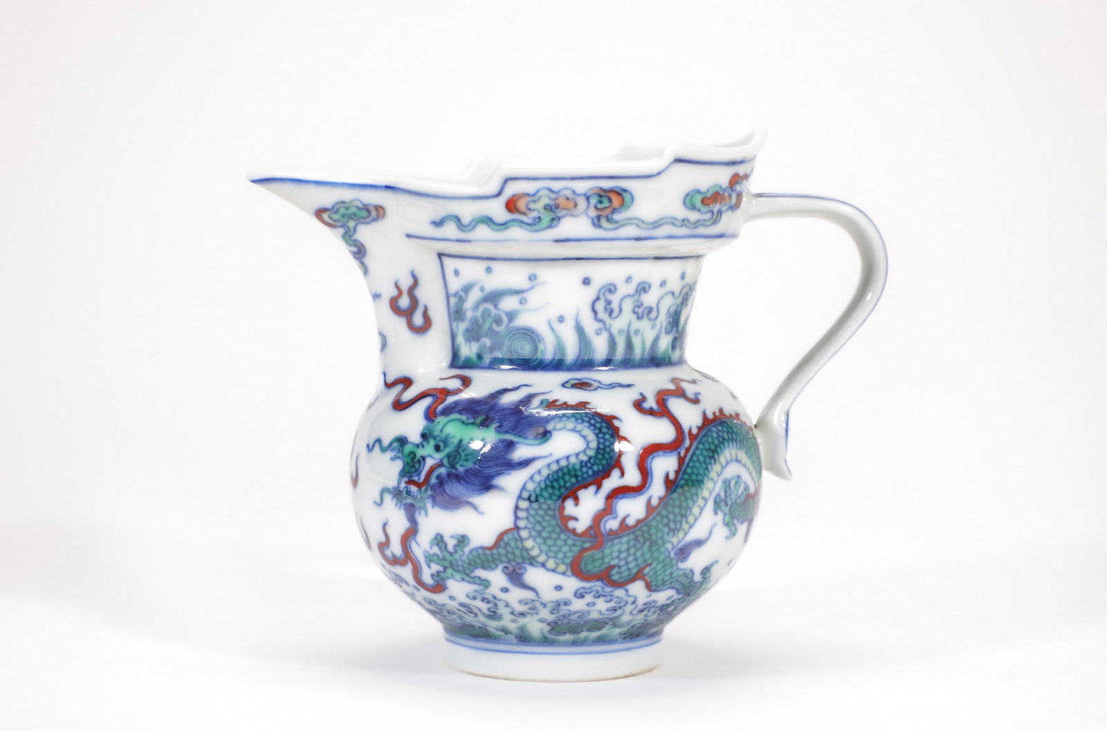 A DOUCAI DRAGON VASE: 清雍正斗彩海水龙纹僧帽壶 A doucai dragon vase Ht.9.5CM