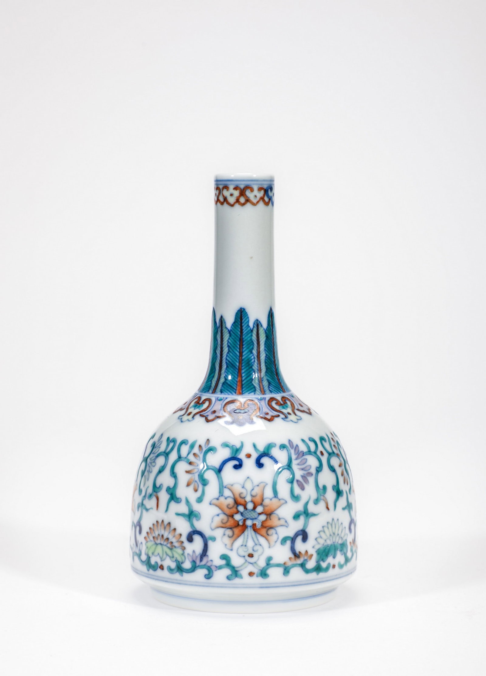 A DOUCAI FLORAL ZUN: 清乾隆斗彩缠枝莲摇铃尊 A doucai floral zun Ht.14CM