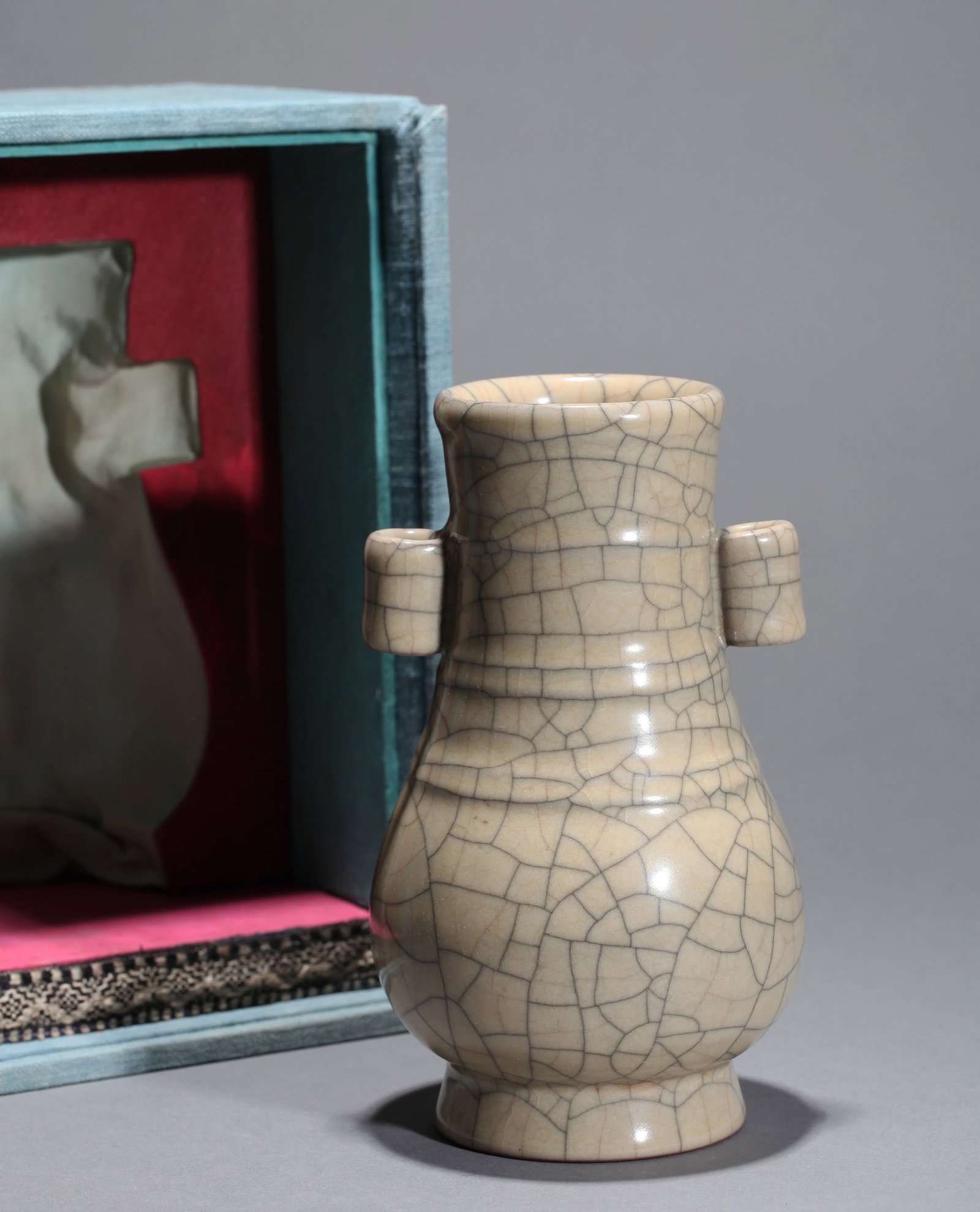 A GE VASE: 北宋 哥窑贯耳瓶 A Ge vase Ht.16CM