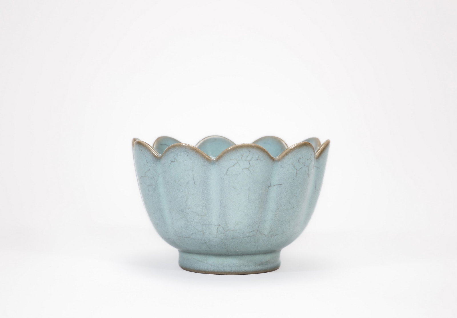 A RU BOWL: 宋汝窑花口碗 A Ru bowl Diam.10.5cm Ht.7cm