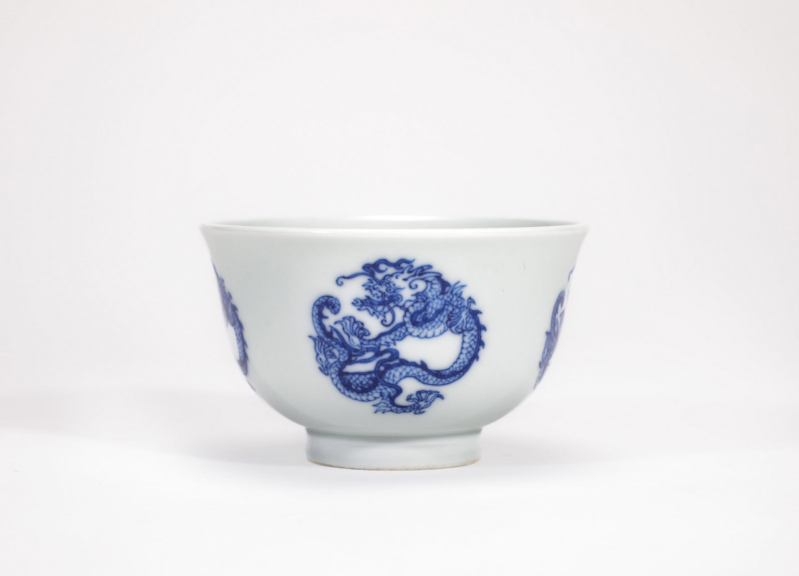 A BLUE AND WHITE DRAGON CUP: 清雍正青花团龙纹杯 A blue and white dragon cup Diam.8.5cm Ht.5cm