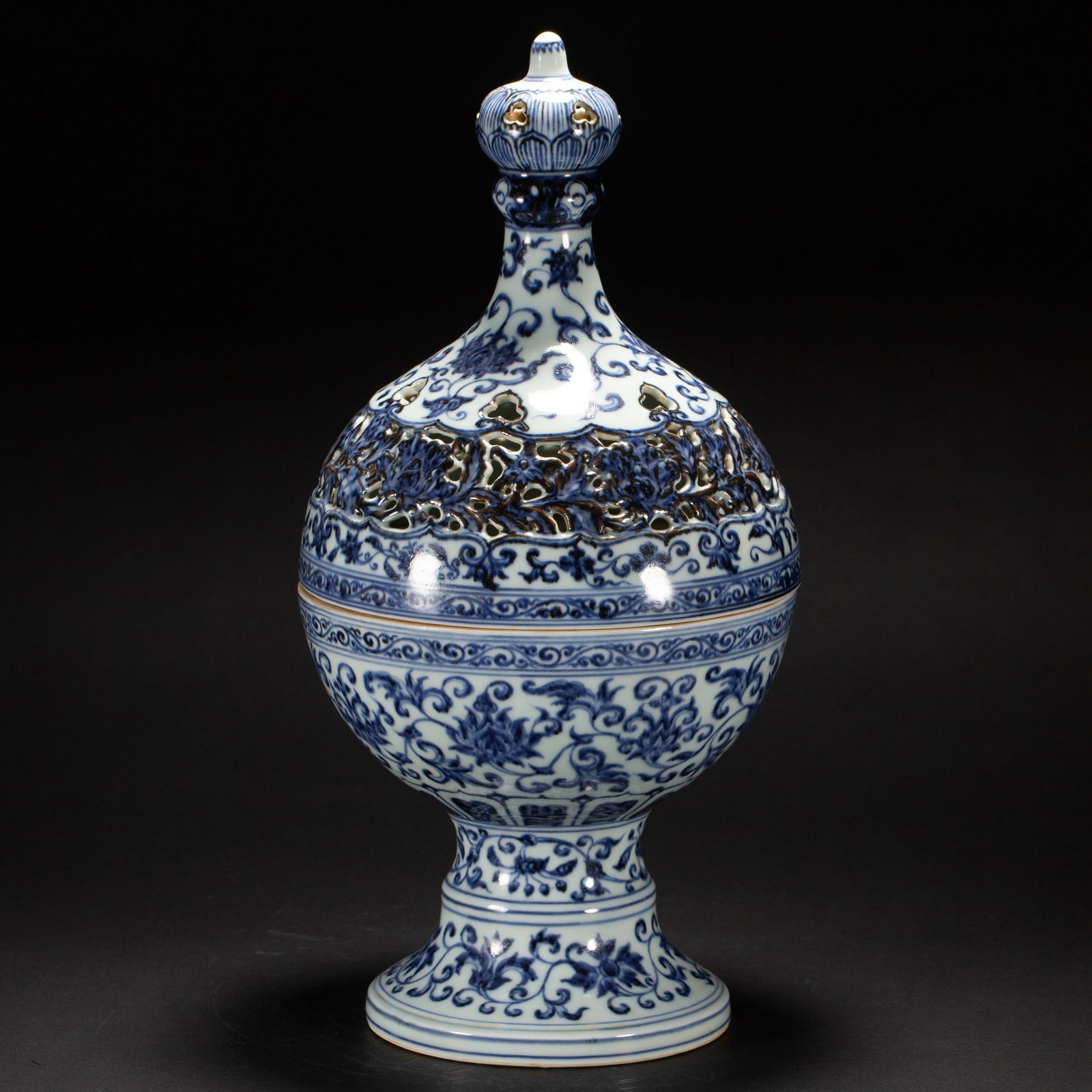 A FLORAL AROMATHERAPY: 明 成化花卉纹香薰 A floral aromatherapy Ht.37CM