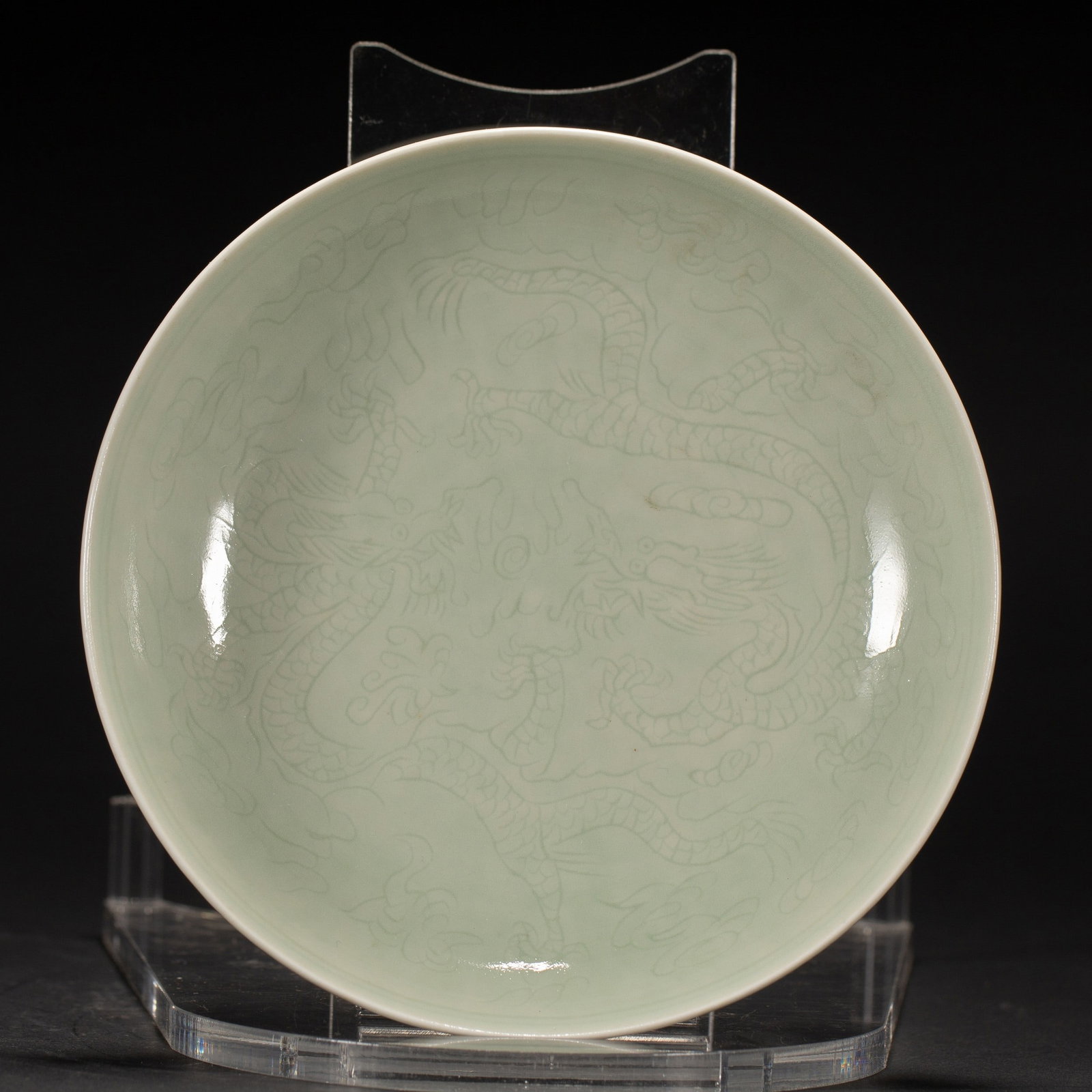 A CELADON-GLAZED DRAGON DISH: 明 青釉暗刻龙纹盘 A celadon-glazed dragon dish Diam.16CM
