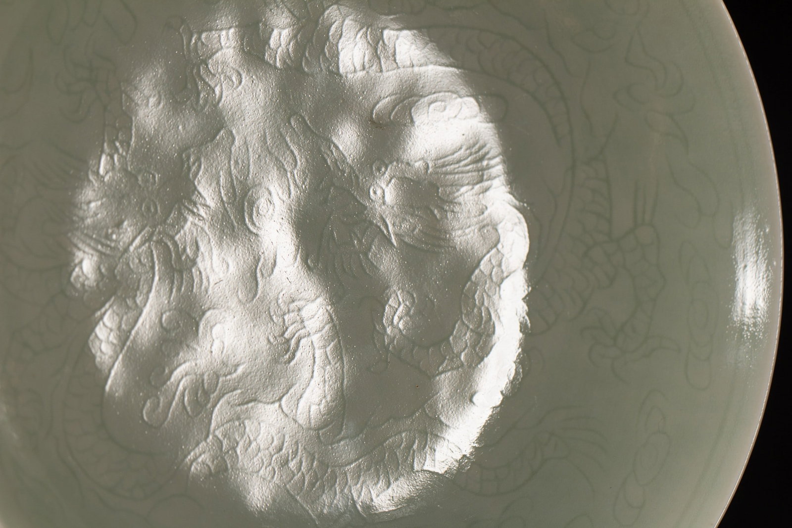 A CELADON-GLAZED DRAGON DISH - 3