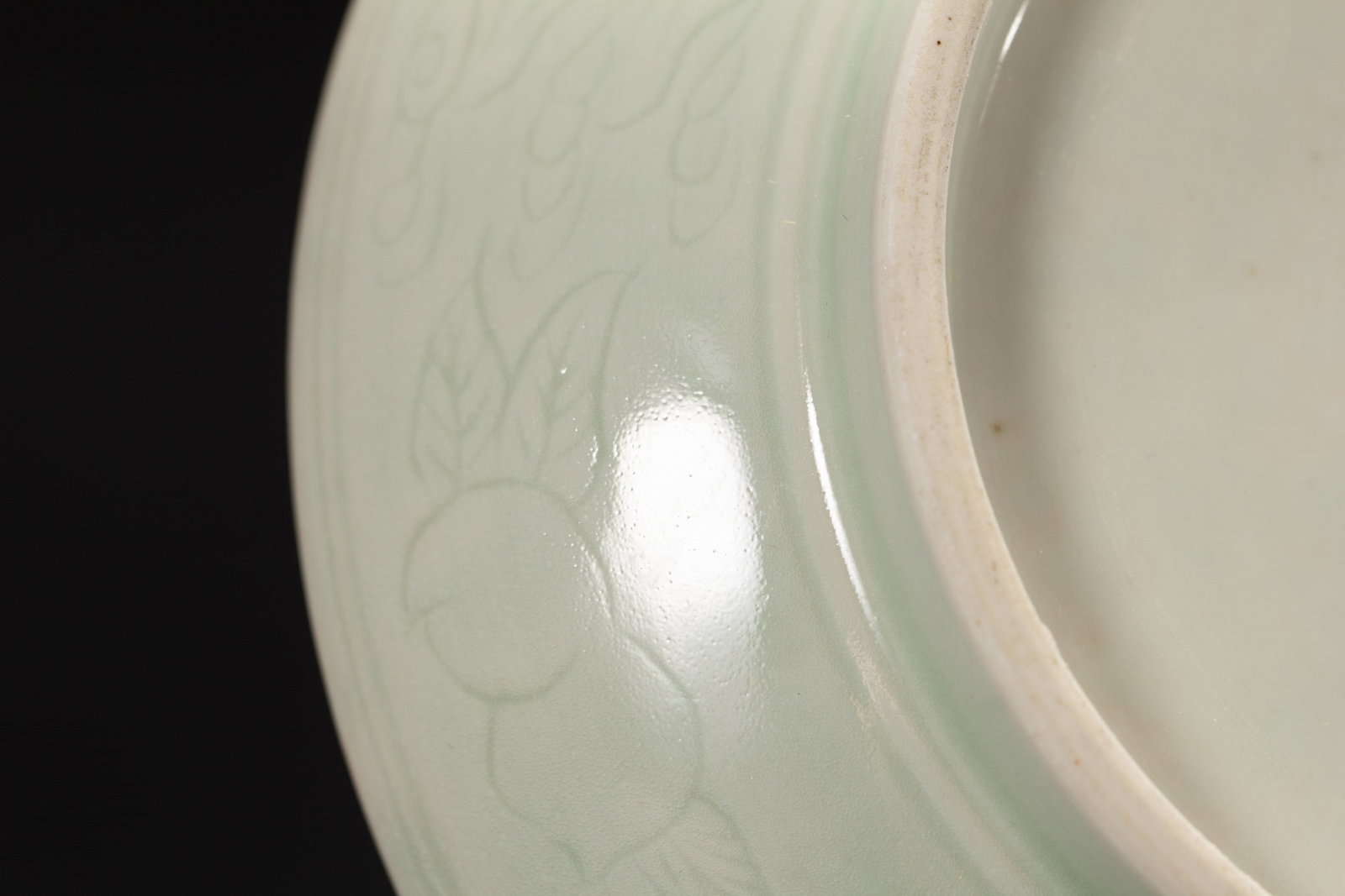 A CELADON-GLAZED DRAGON DISH - 6