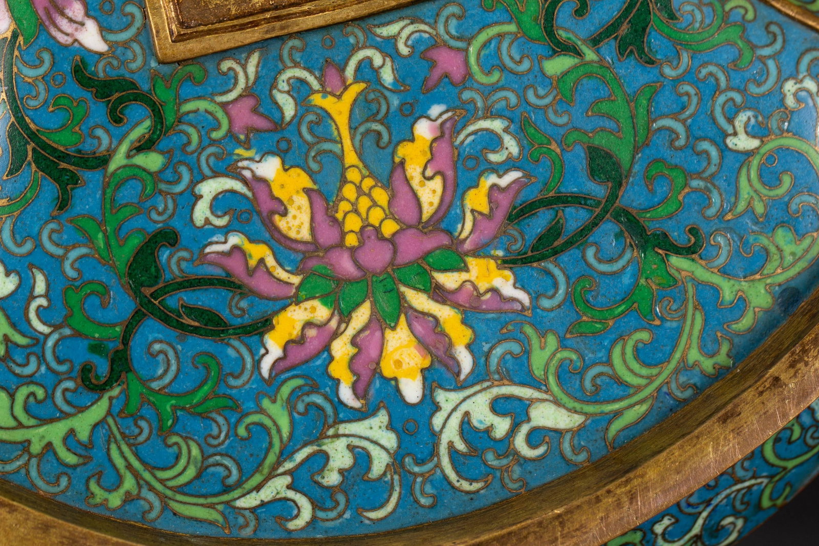 A CLOISONN? BOX - 8
