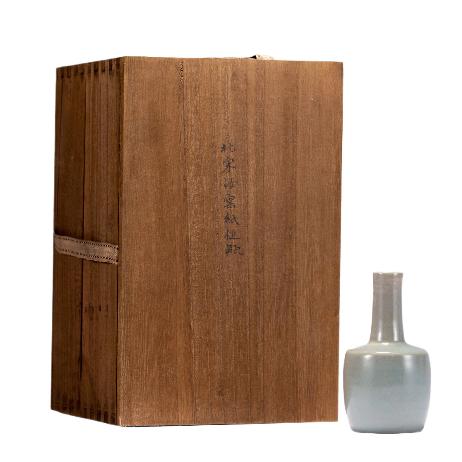 A RU VASE: 宋汝窑瓶 A Ru vase Ht.12CM