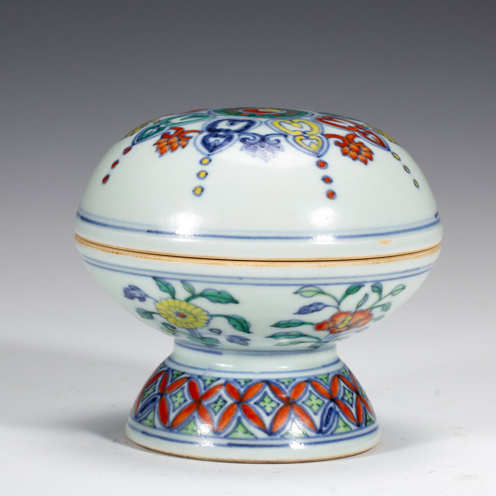 A DOUCAI COVERED BOX: 斗彩盖盒 A doucai covered box 12X12X12CM