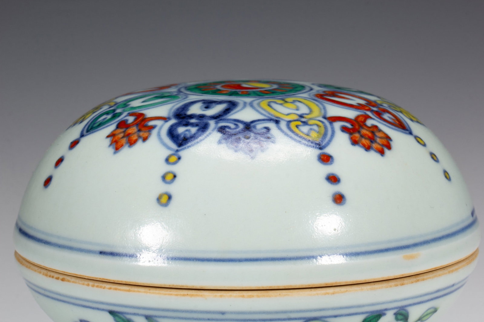A DOUCAI COVERED BOX - 2