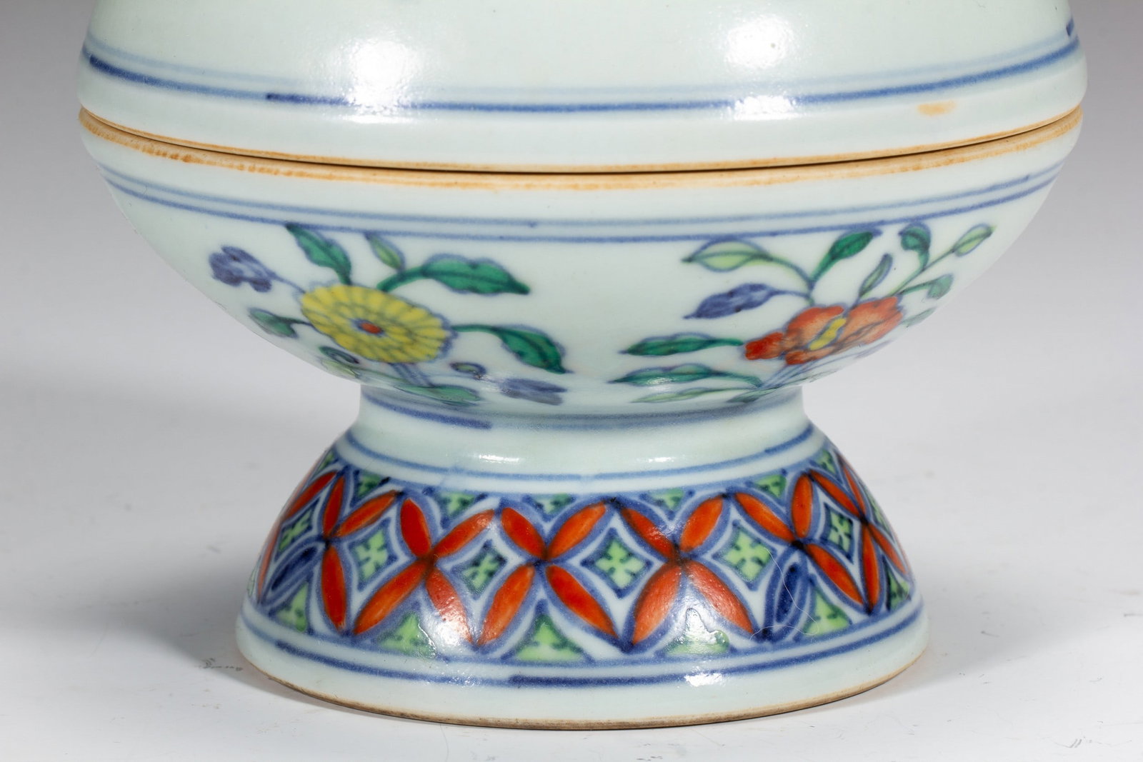 A DOUCAI COVERED BOX - 3