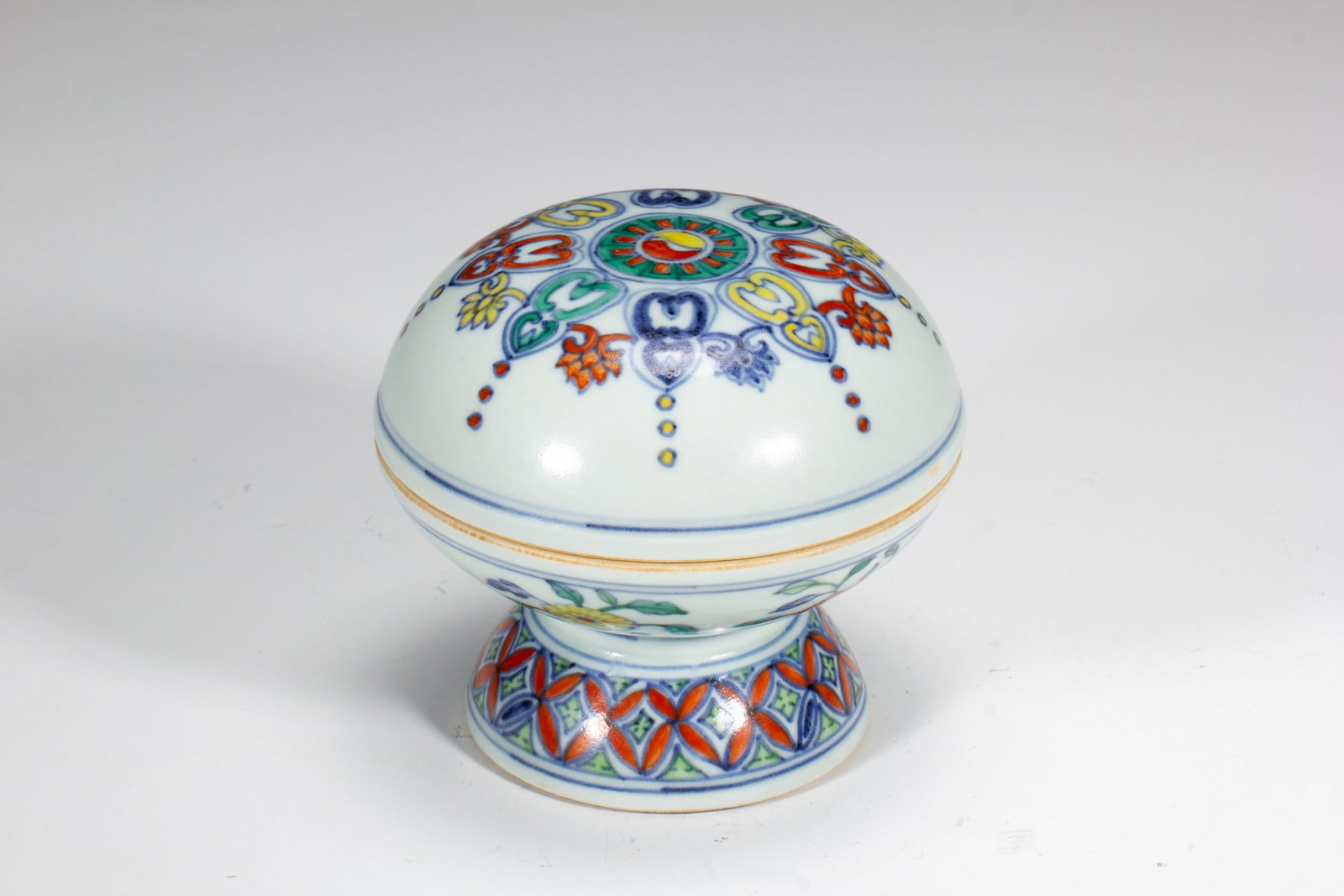 A DOUCAI COVERED BOX - 4