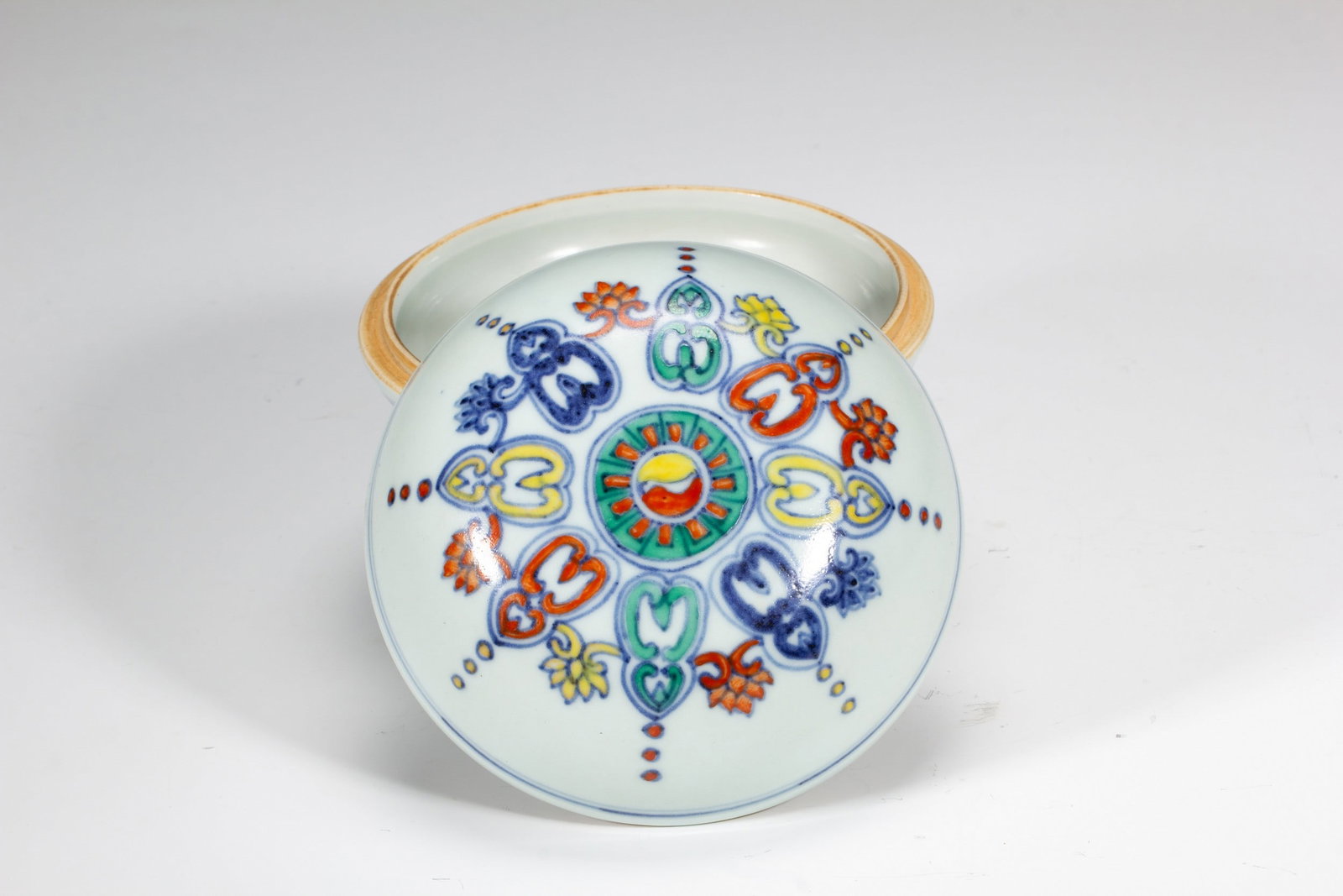 A DOUCAI COVERED BOX - 7