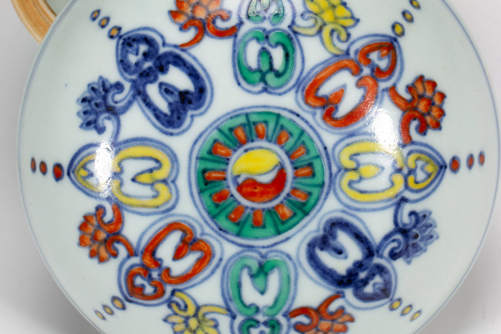 A DOUCAI COVERED BOX - 8