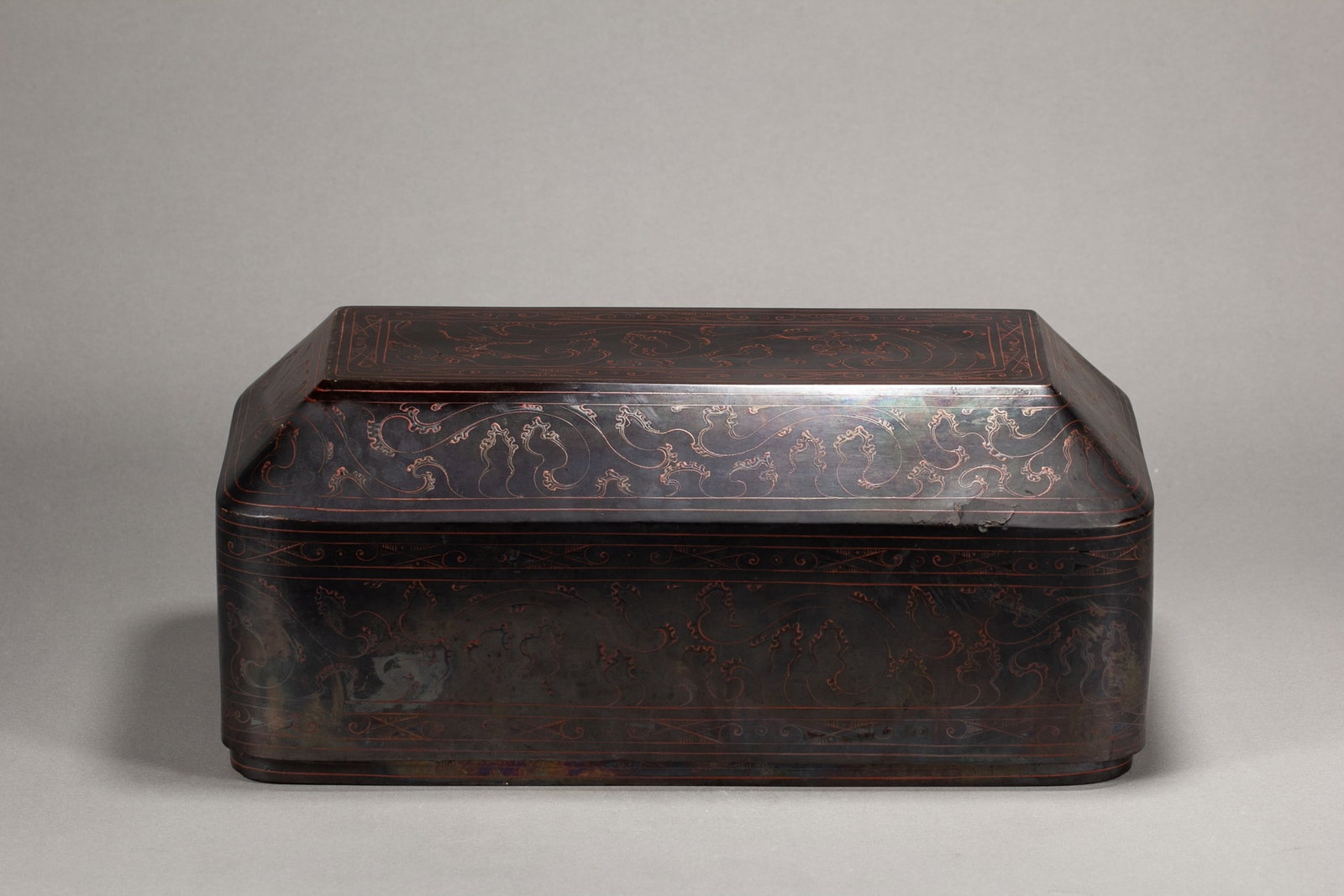 A LACQUERWARE BOX: 漆器盒 A lacquerware box 36X19X18CM
