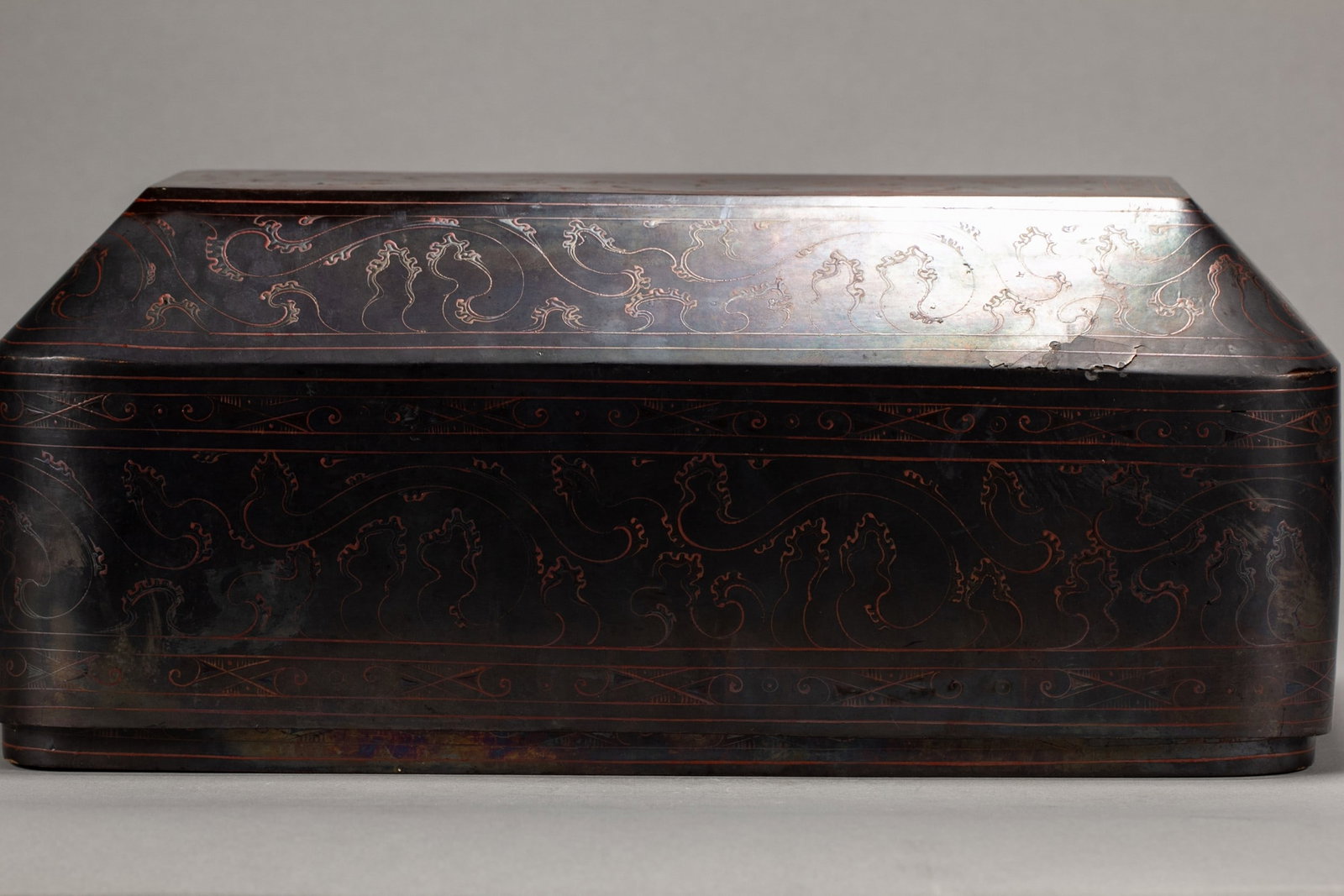 A LACQUERWARE BOX - 2
