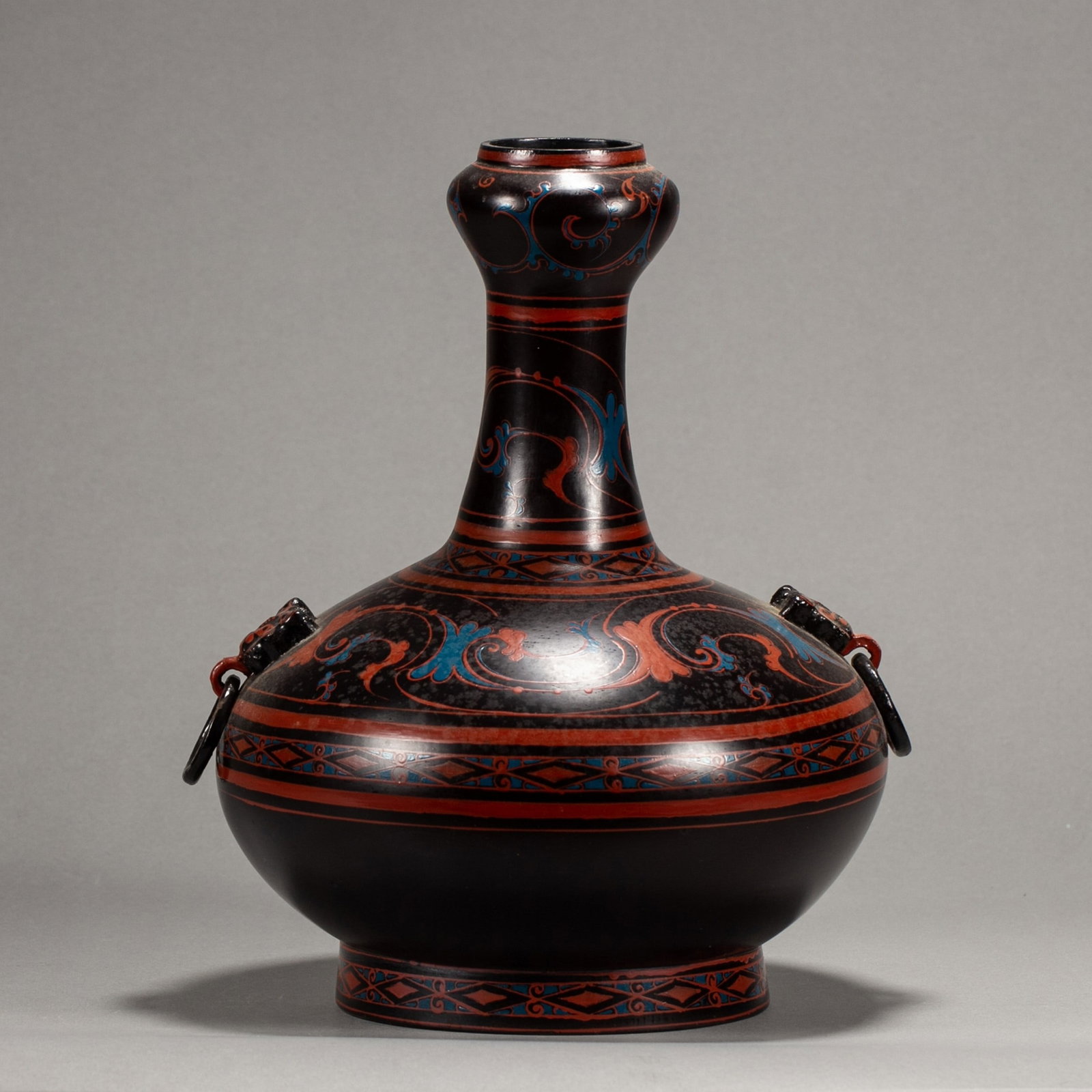 A LACQUERWARE VASE: 漆器瓶 A lacquerware vase Ht.26CM