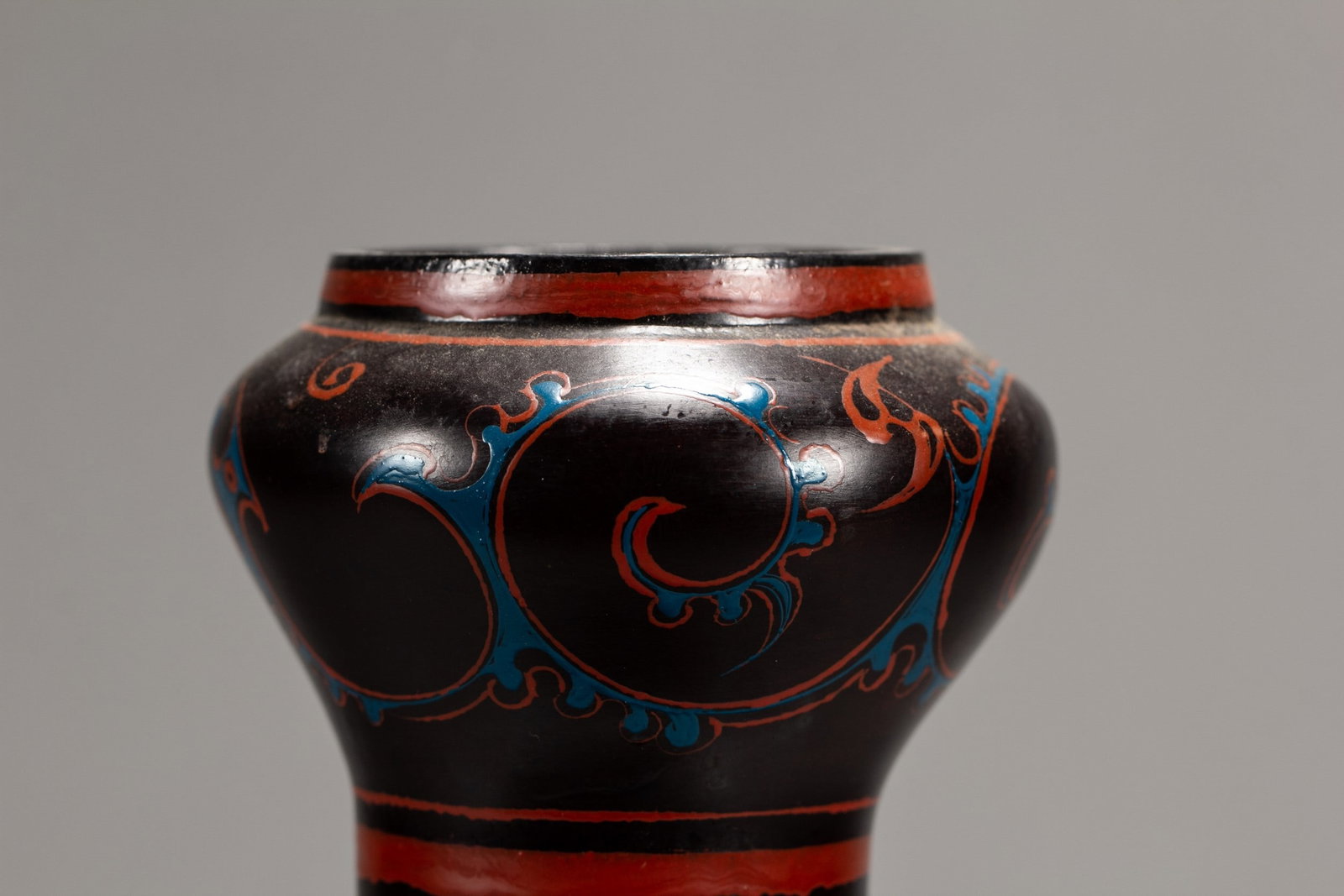 A LACQUERWARE VASE - 2