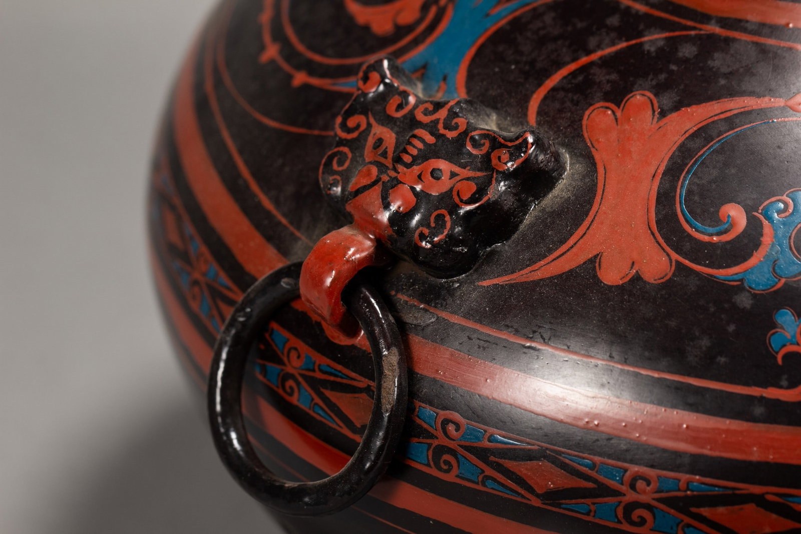 A LACQUERWARE VASE - 5