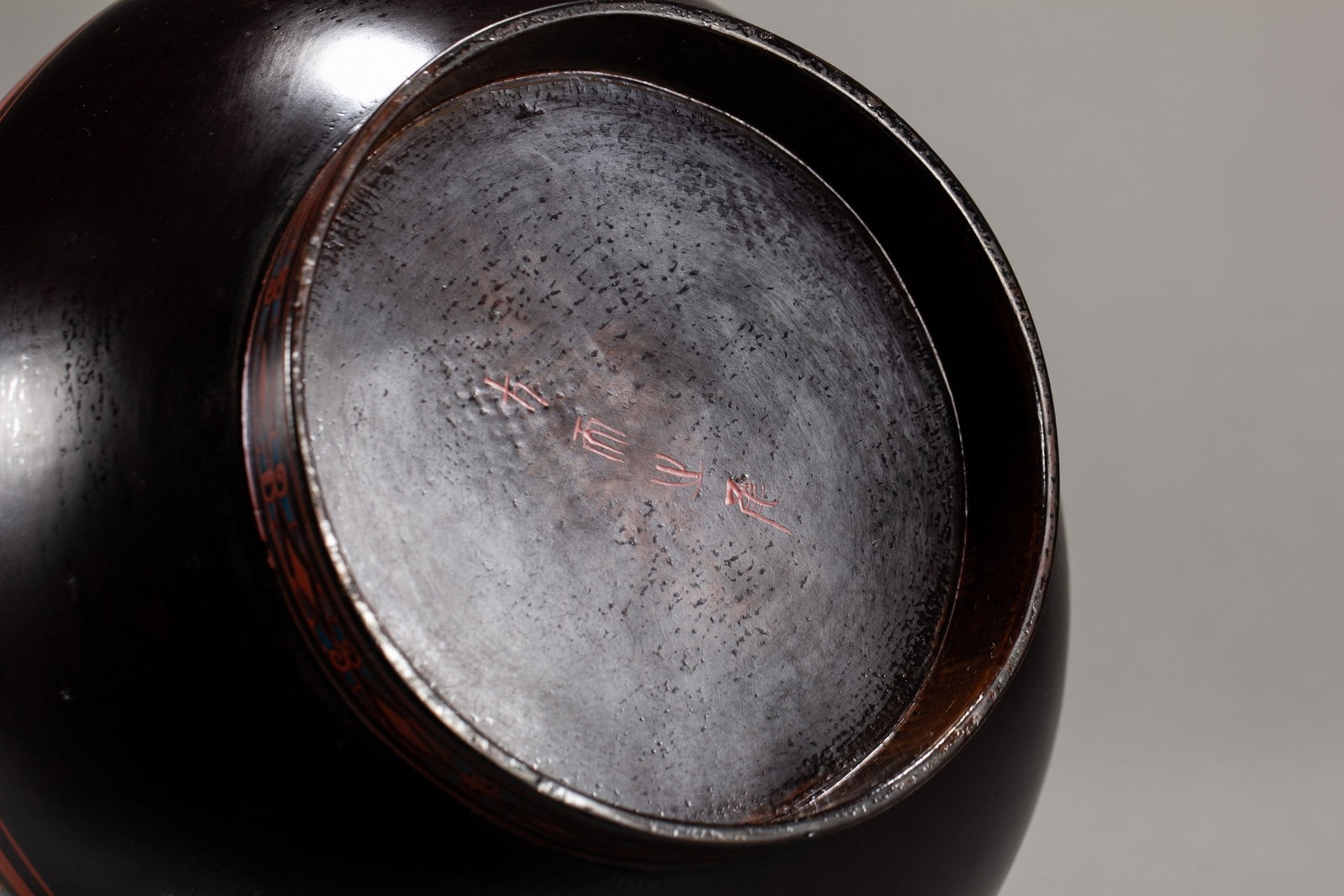 A LACQUERWARE VASE - 9