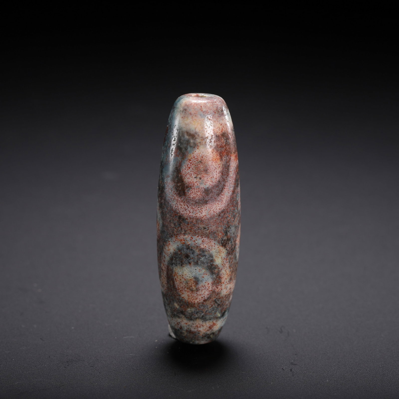 A DZI BEAD: 天珠 A Dzi bead Lg.5.5CM