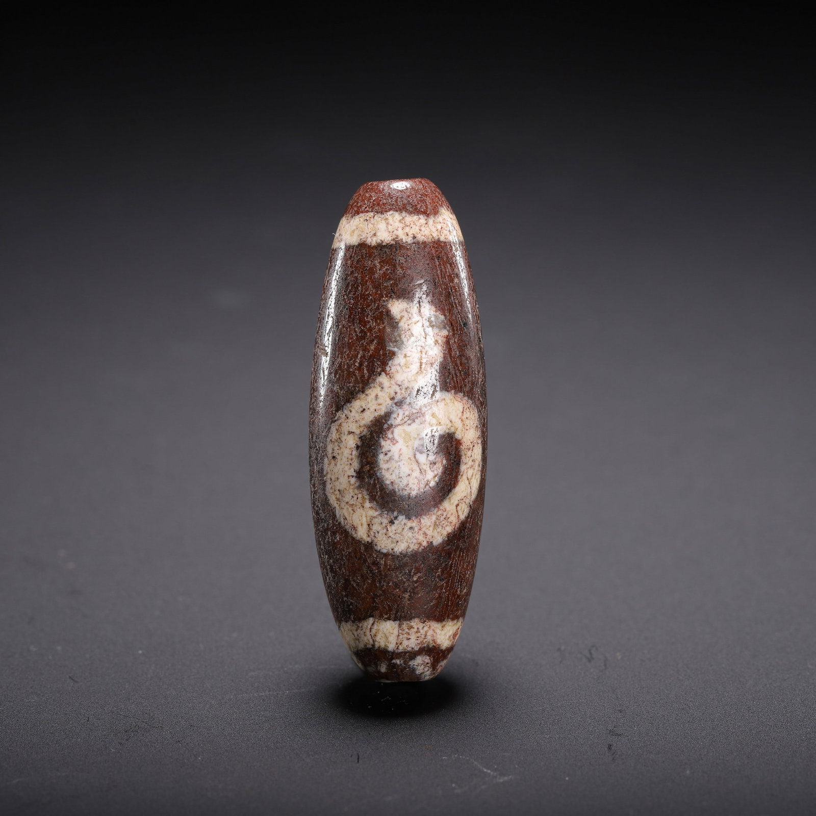 A DZI BEAD: 天珠 A Dzi bead Lg.5CM