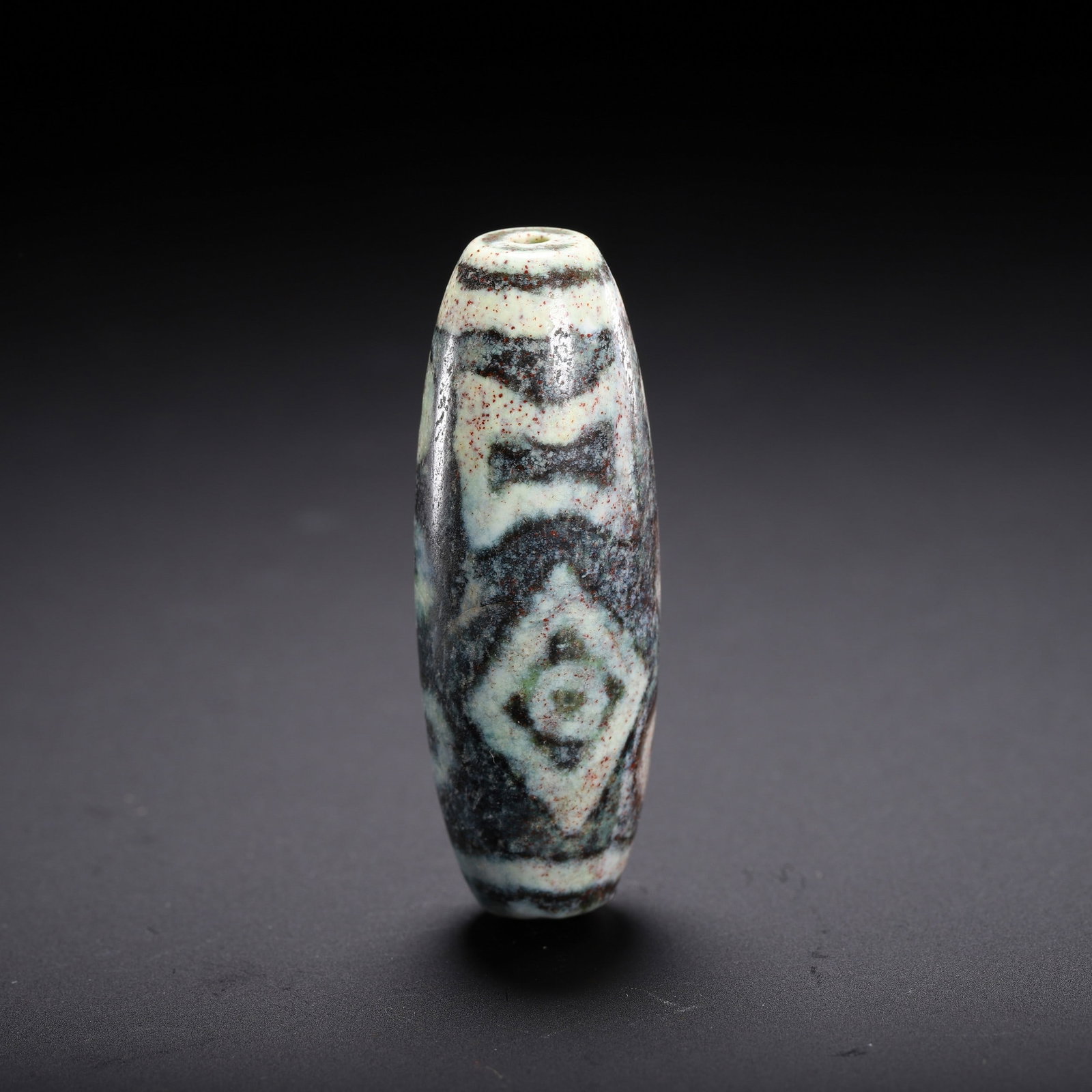 A DZI BEAD: 天珠 A Dzi bead Lg.5.5CM