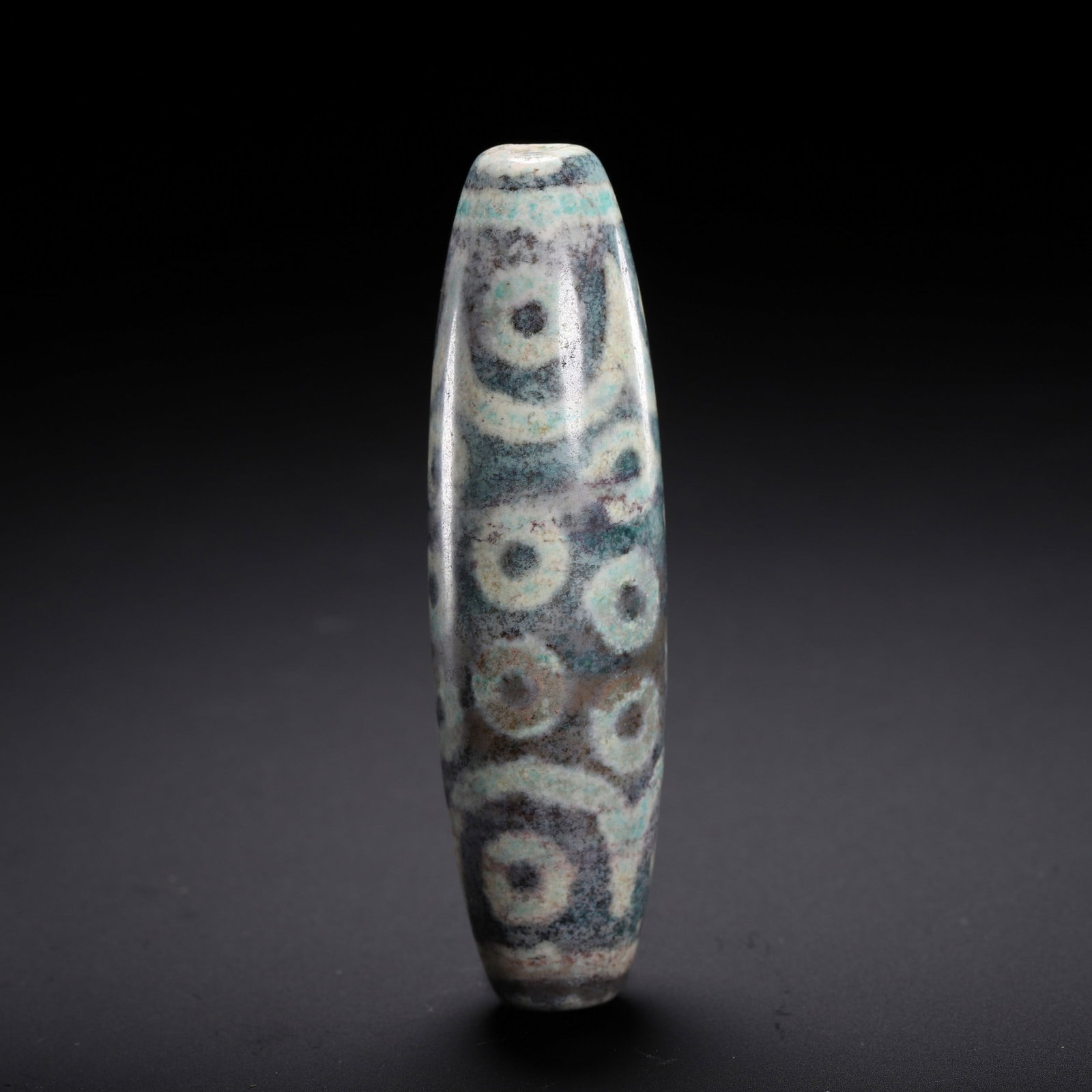 A DZI BEAD: 天珠 A Dzi bead Lg.8CM
