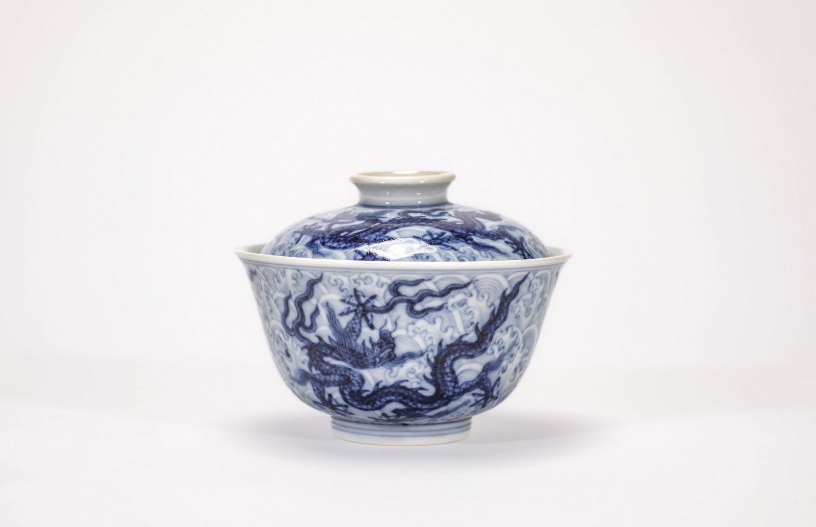 A BLUE AND WHITE DRAGON BOWL: 清雍正青花海水龙纹盖碗 A blue and white dragon bowl Diam.10cm Ht.8cm