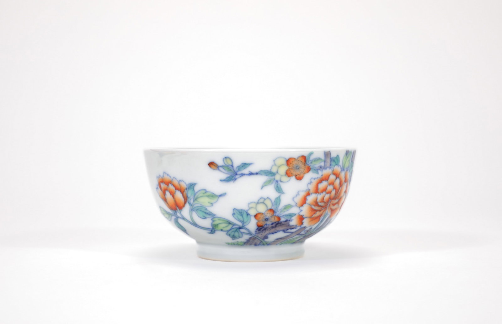 A DOUCAI FLORAL CUP: 清雍正斗彩折枝牡丹纹杯 A doucai floral cup Diam.9cm Ht.4.5cm