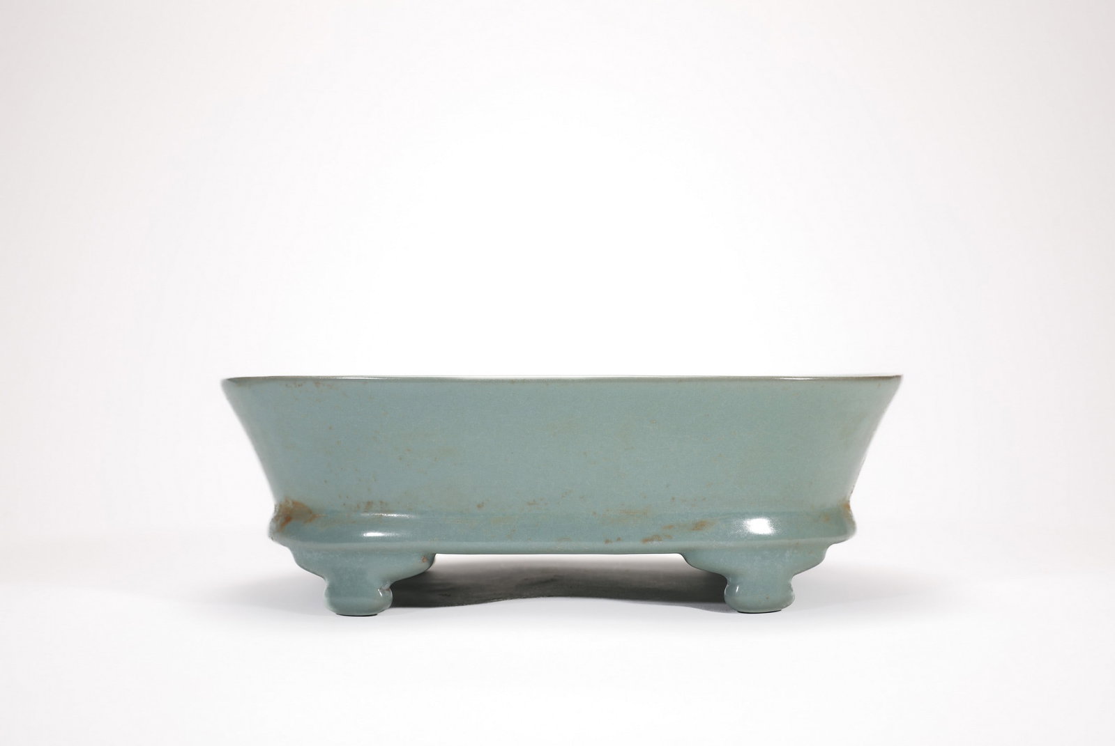 A RU FLOWER POT: 宋汝窑水仙盆（奉华款） A Ru flower pot 23.7X16.3X7.8CM