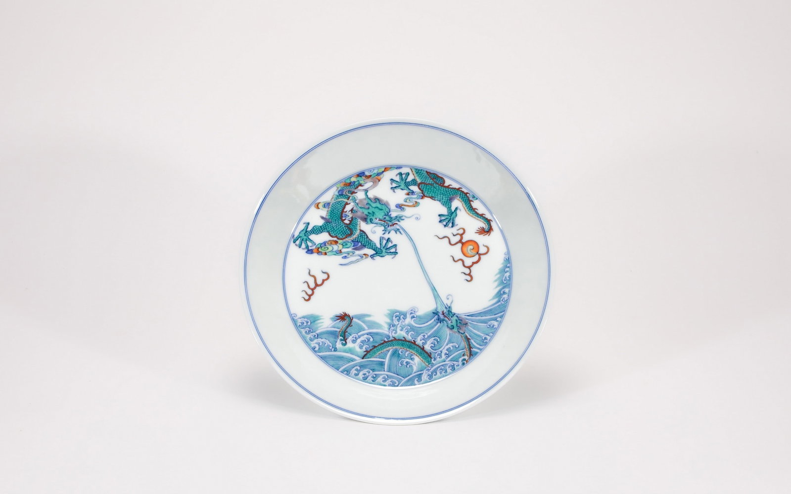 A DOUCAI DRAGON DISH: 清雍正斗彩苍龙教子盘 A doucai dragon dish Diam.22cm Ht.3.5cm