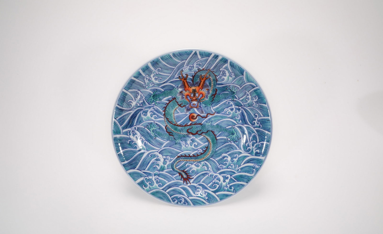 A DOUCAI DRAGON DISH: 清雍正斗彩海水龙纹盘 A doucai dragon dish Diam.21cm Ht.3.2cm