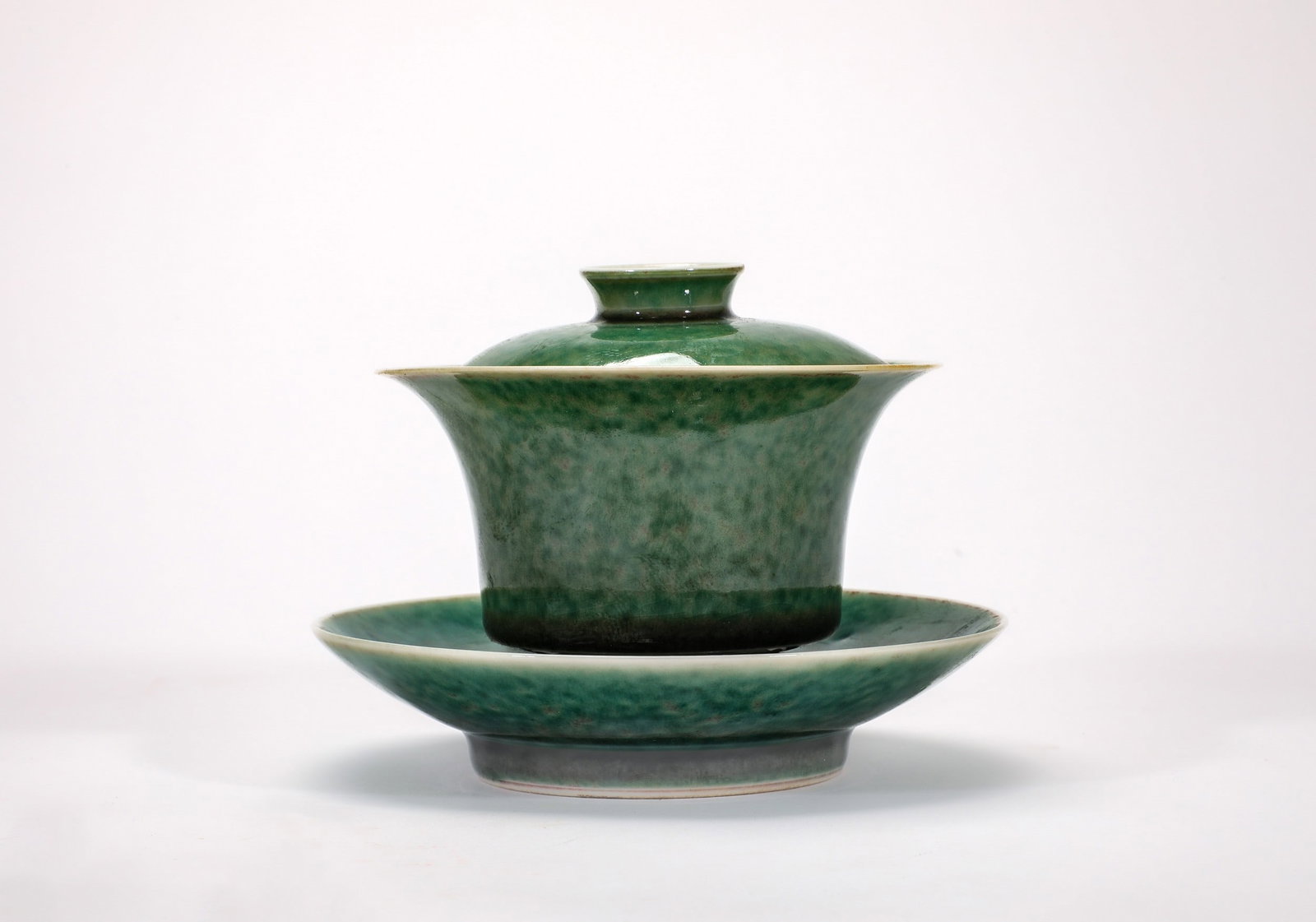 A GREEN GLAZED BOWL: 清雍正绿釉盖碗 A green glazed bowl Diam.13cm Ht.9.5cm
