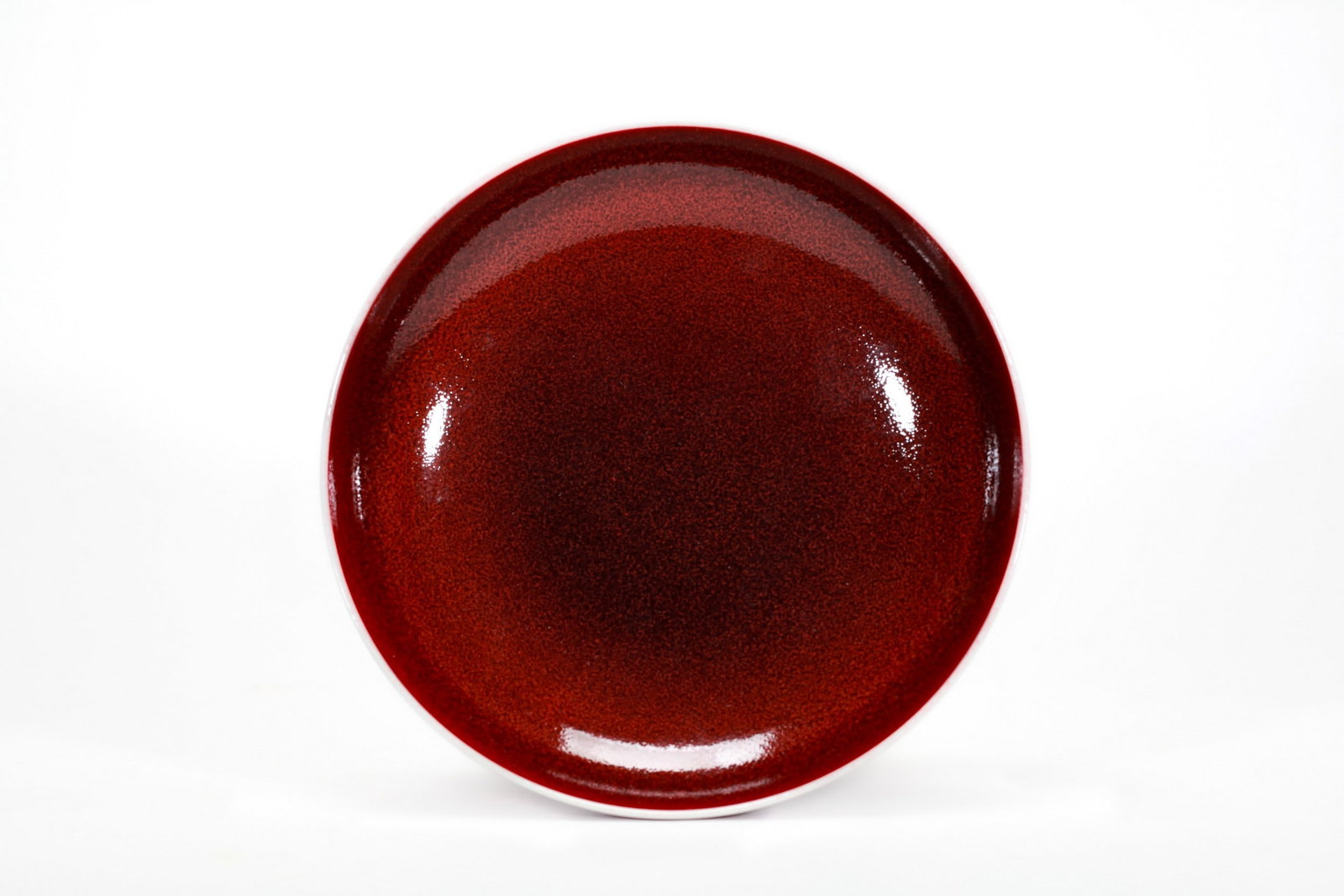 A RED GLAZED DISH: 清乾隆红釉盘 A red glazed dish Diam.18cm