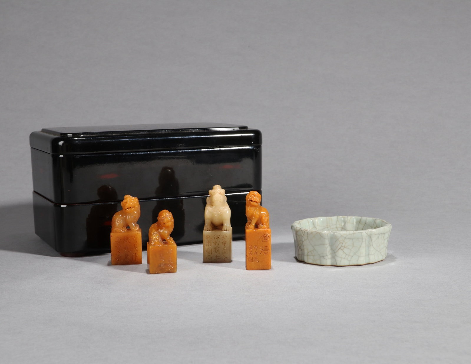 A SET OF STATIONERY ITEMS: 清 名家田黄、白芙蓉、哥釉洗文房器物一组五件 A set of stationery items The