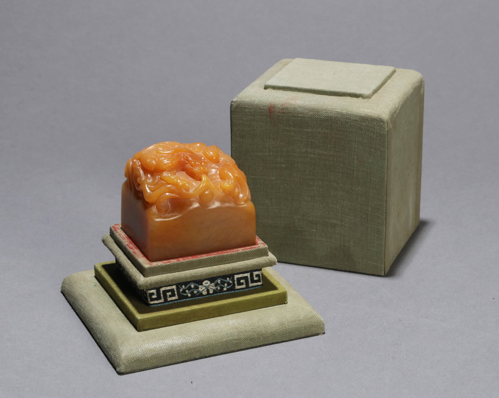A TIANHUANG SEAL: 清 田黄螭龙印章 A tianhuang seal 4.5x4x4.5cm