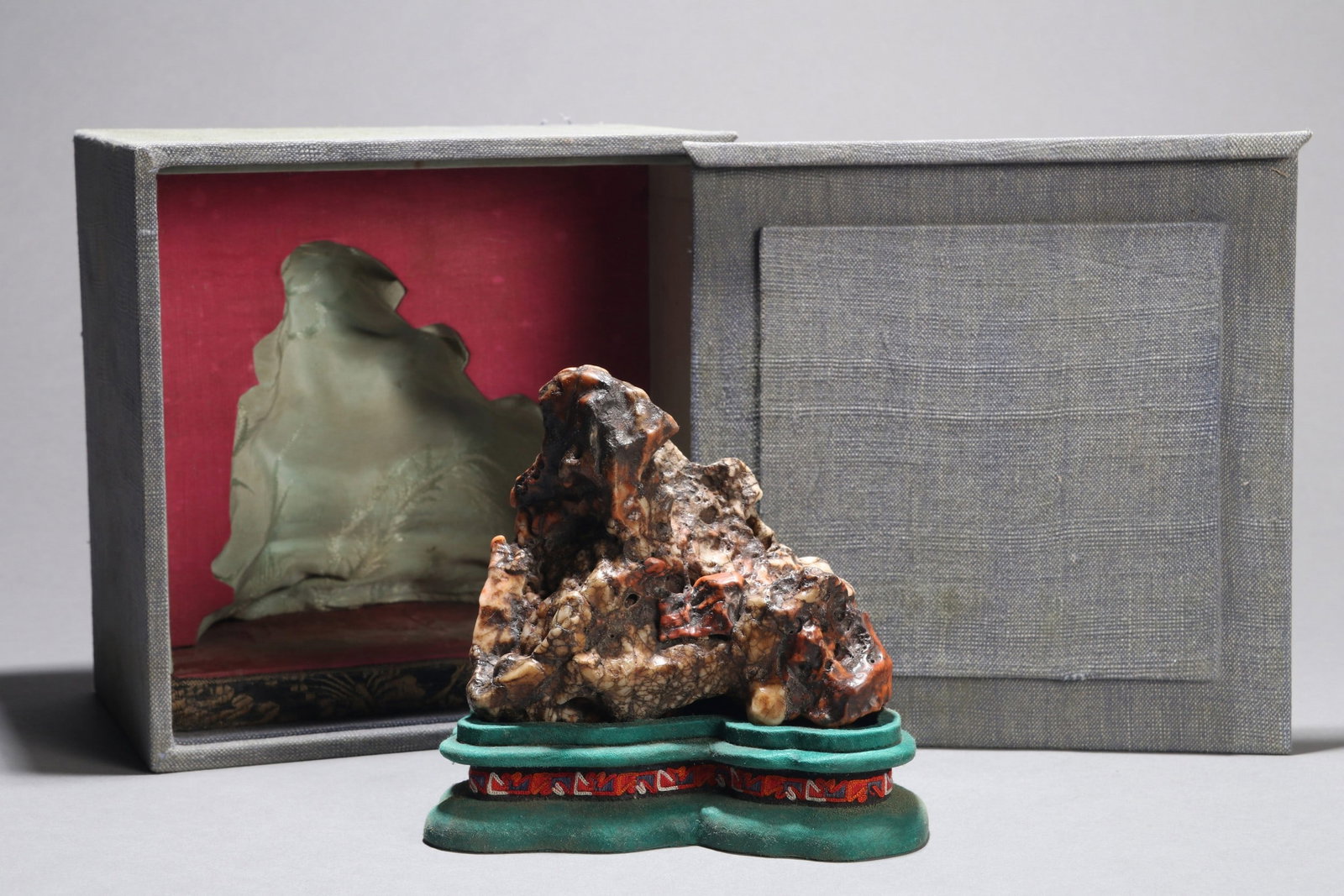 A STONE: 清代 文房赏石 A stone Ht.11.8cm