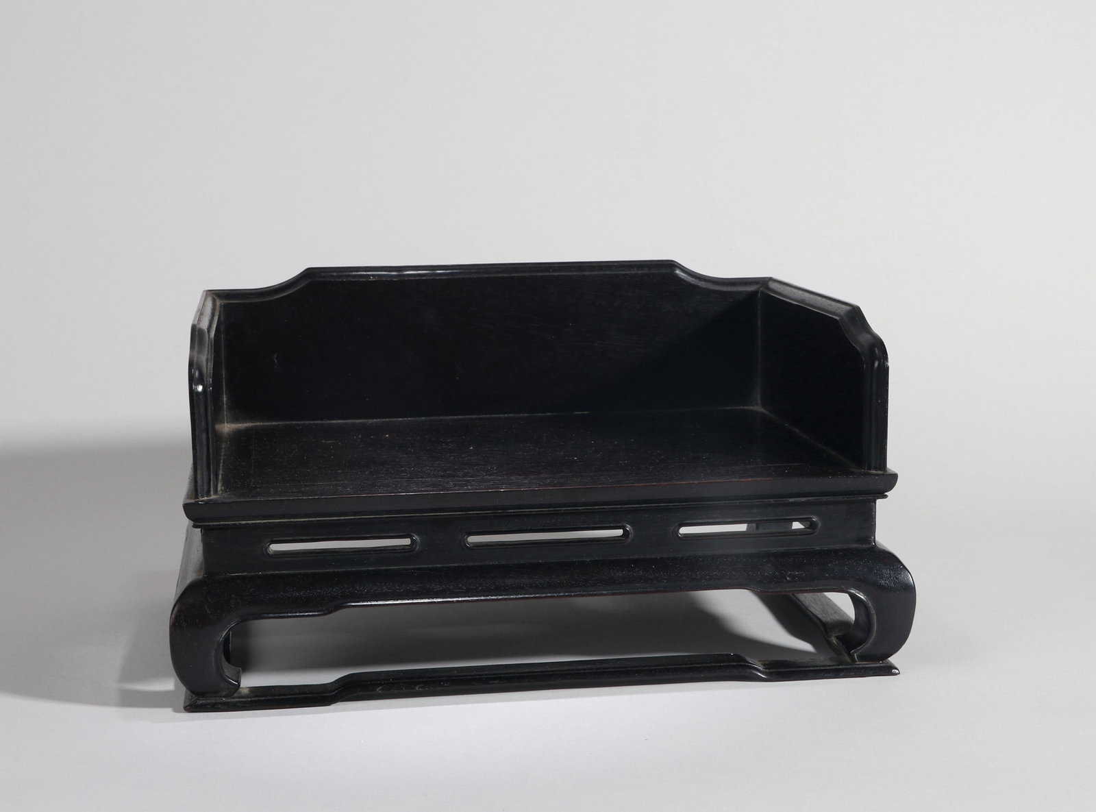 A ZITANG SHELF: 乾隆 紫檀宝座式案上盆景几 A zitang shelf 30x21x15cm