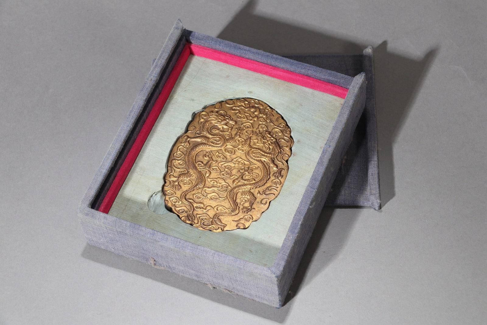 A COPPER GILDING DRAGON TOKEN: 乾隆 铜鎏金龙纹令牌 A copper gilding dragon token Lg.10cm