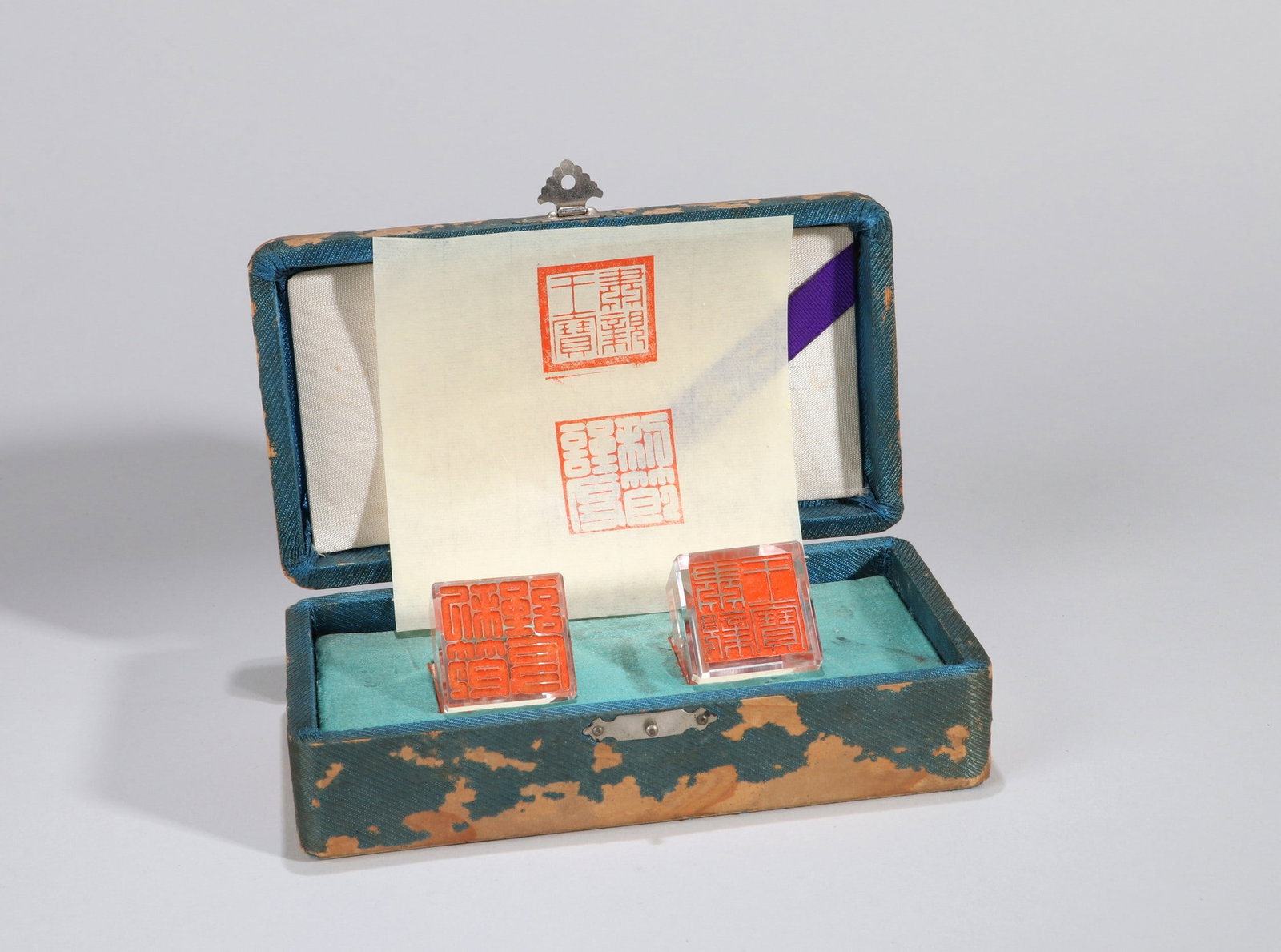 A PAIR OF CRYSTAL SEALS: 清代 水晶印章一对 A pair of crystal seals 3x3x3cm
